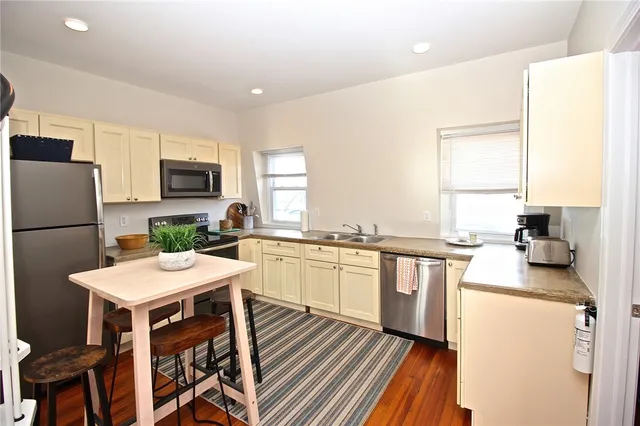 $3,000 | 668 Thames Street, Unit 3, Newport, RI 02840