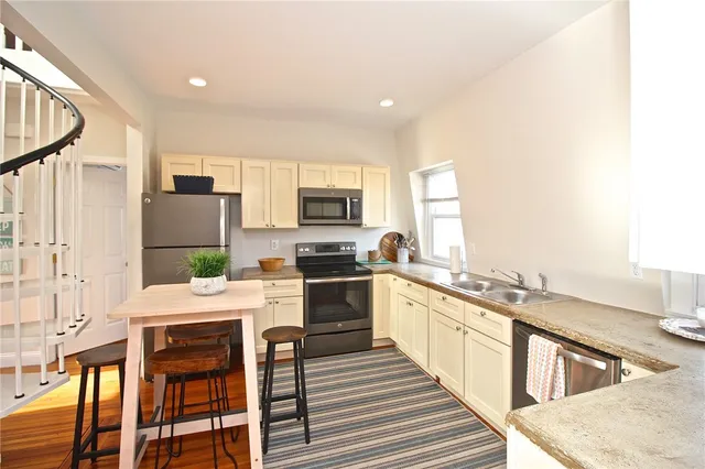 $3,000 | 668 Thames Street, Unit 3, Newport, RI 02840