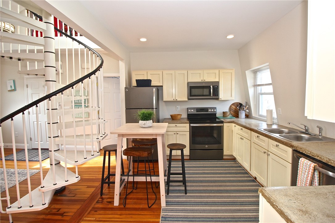 668 Thames Street, Unit 3 Newport, RI 02840 - Photo 18 of 47 Eat in Kitchen