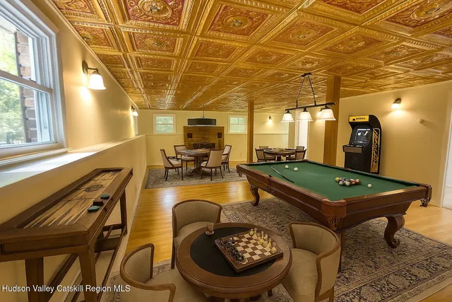 a view of livingroom with furniture