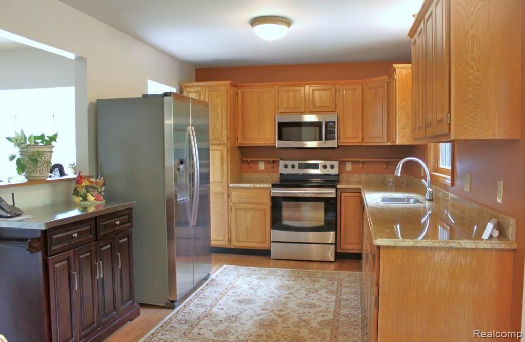 10139 Gibbs Road Clarkston, MI 48348 - Photo 9 of 44 Kitchen w Hardwood floors