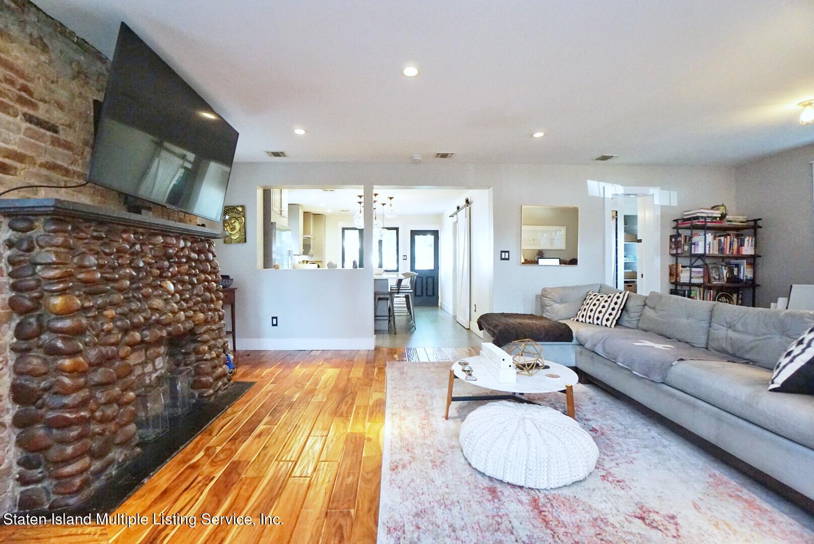 621 Manor Road Staten Island, NY 10314 - Photo 8 of 33 (8) LIVING ROOM