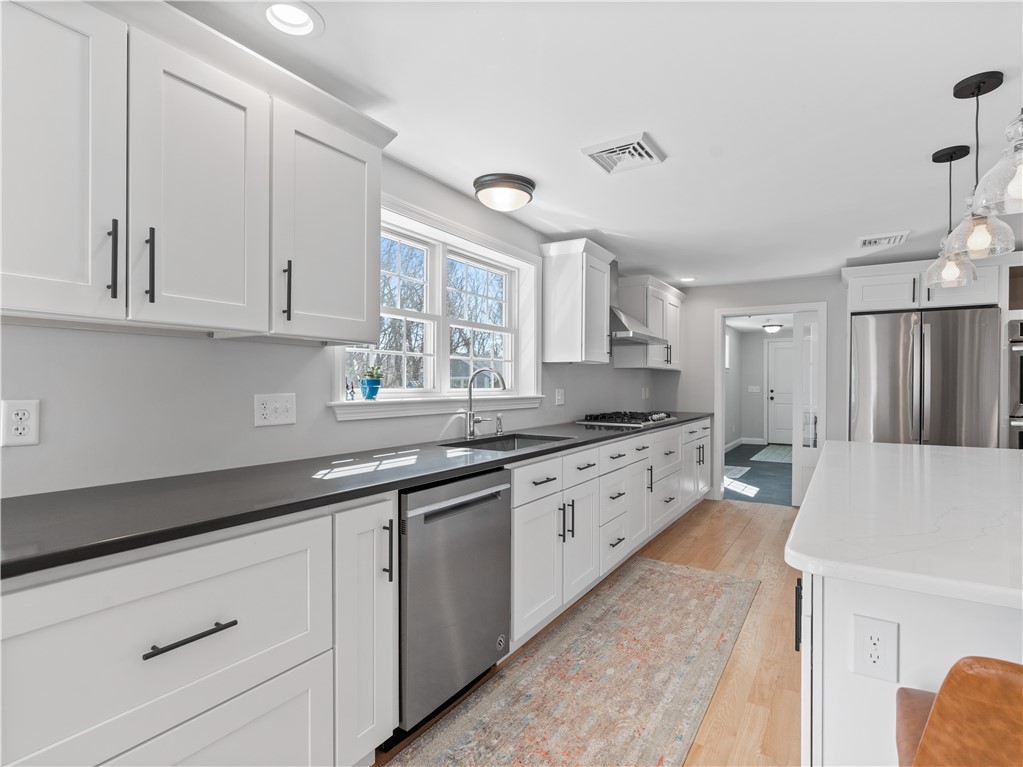 21 Overhill Road Warren, RI 02885 - Photo 3 of 39