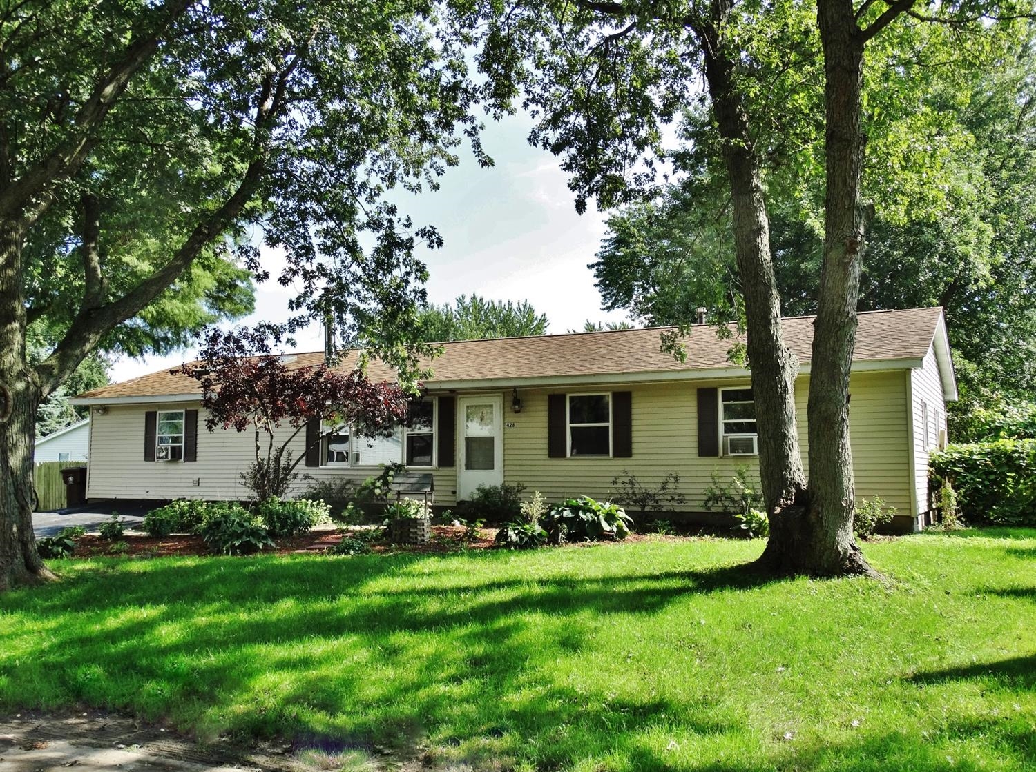 428 Newcastle Road Valparaiso, IN 46385 - Photo 1 of 10 1500x1119