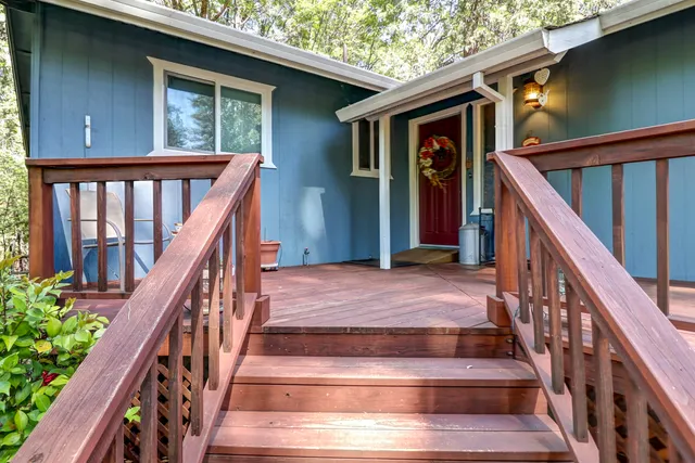 a view of entryway with a front door