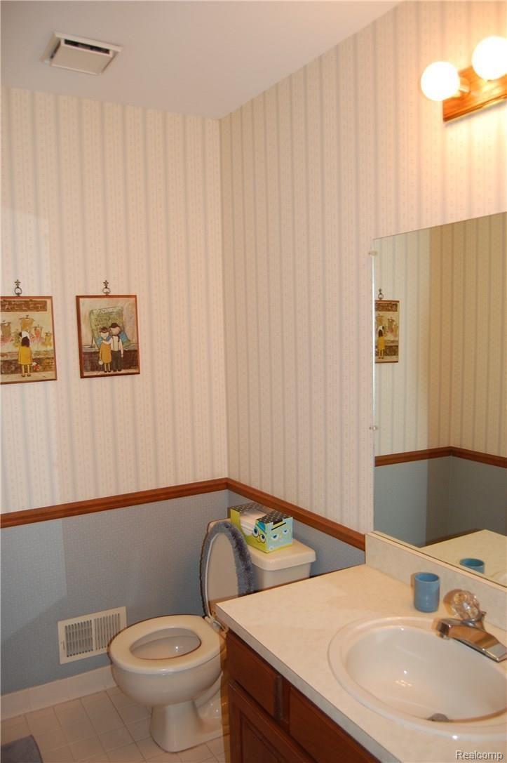2769 Broadmoor Court Rochester, MI 48309 - Photo 20 of 25 POWDER.jpg