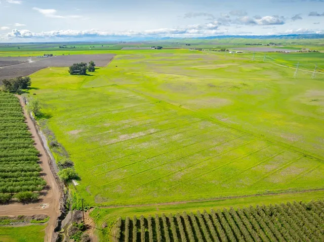 a view of an swimming pool and an outdoor space