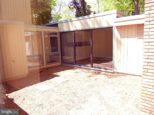 2659 Ogleton Road Annapolis, MD 21403 - Photo 15 of 22 Enclosed courtyard - verdant, sunny privacy!