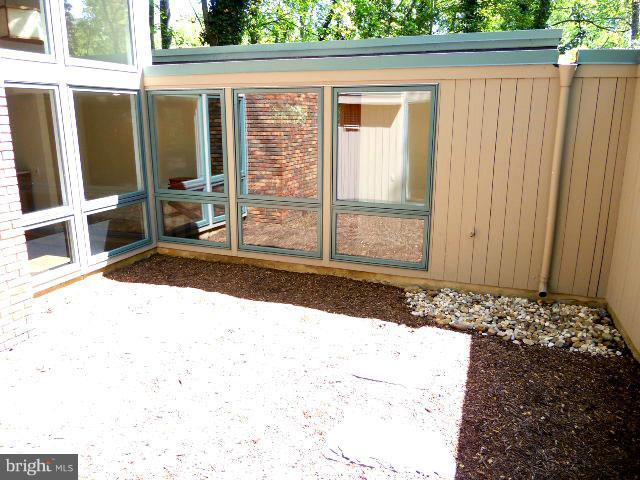 2659 Ogleton Road Annapolis, MD 21403 - Photo 3 of 22 Enclosed courtyard