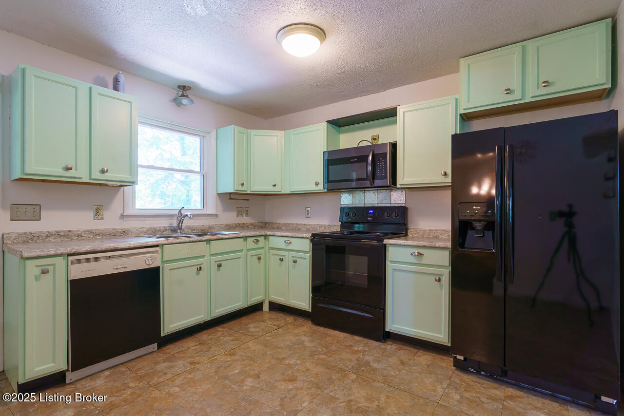 155 Johns Road East Radcliff, KY 40160 - Photo 7 of 23 DSC08406