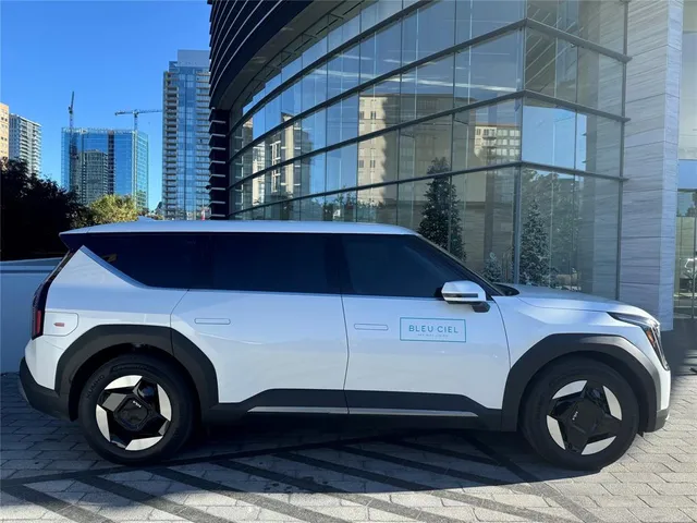 a view of entryway with a flower garden