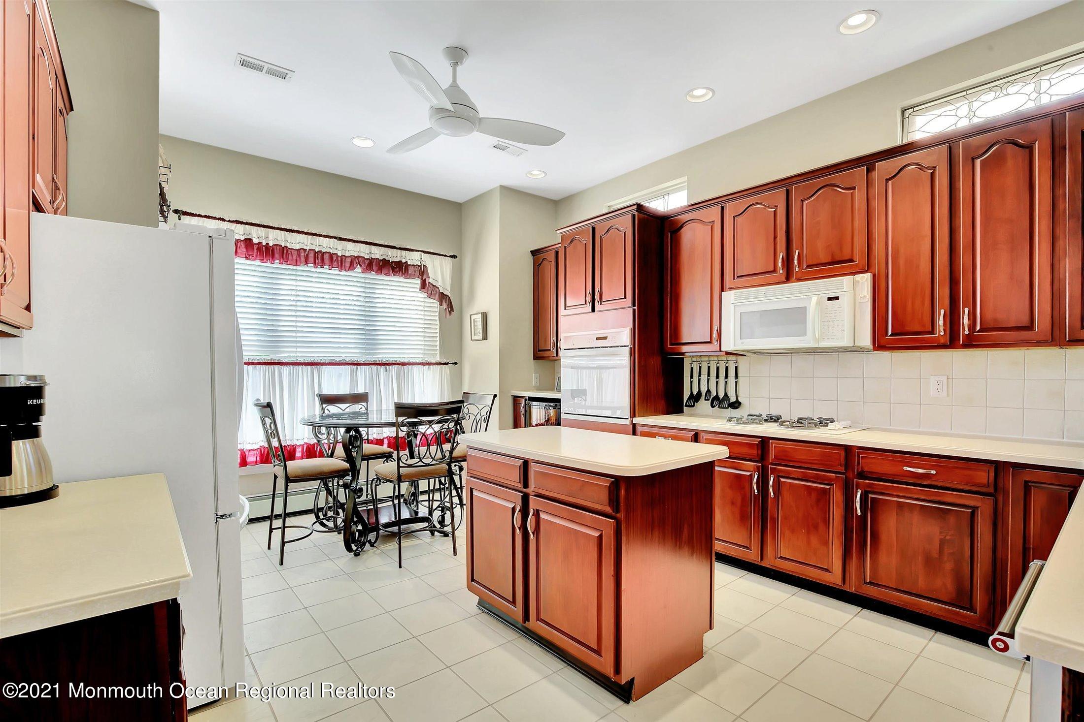 46 Shoal Road Jackson, NJ 08527 - Photo 6 of 42 09-Kitchen