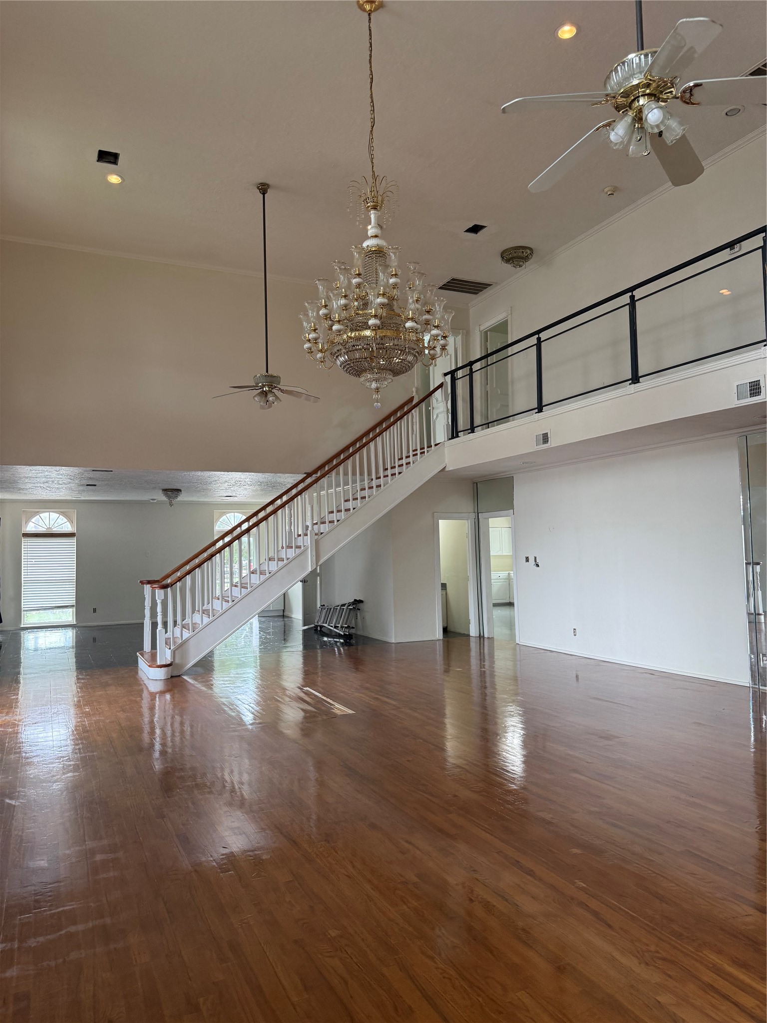8528 Beechnut Street Houston, TX 77036 - Photo 2 of 11 HIGH CEILING ENTRANCE