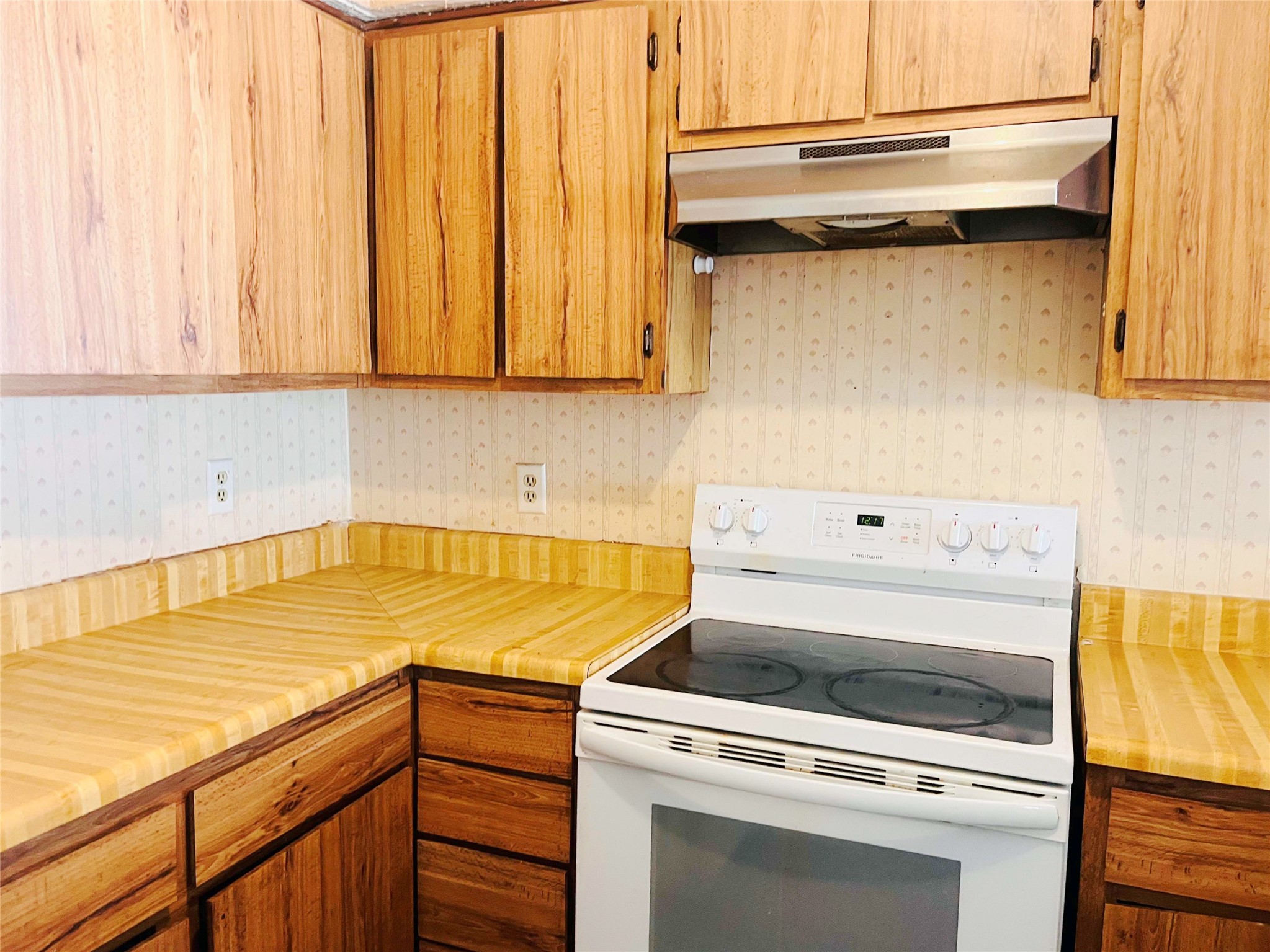 12973 Wirevine Lane Houston, TX 77072 - Photo 5 of 13 Ample Countertops