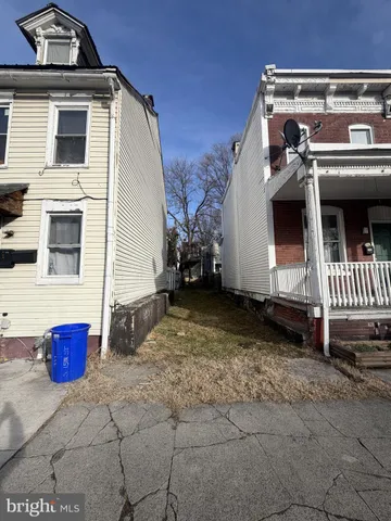 a view of back yard of the house
