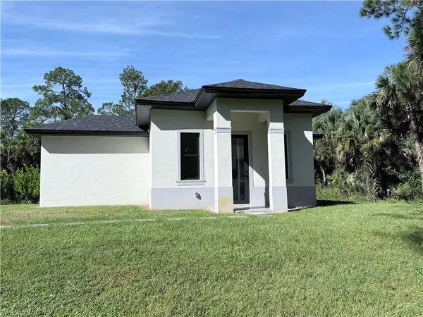 a view of a house with yard