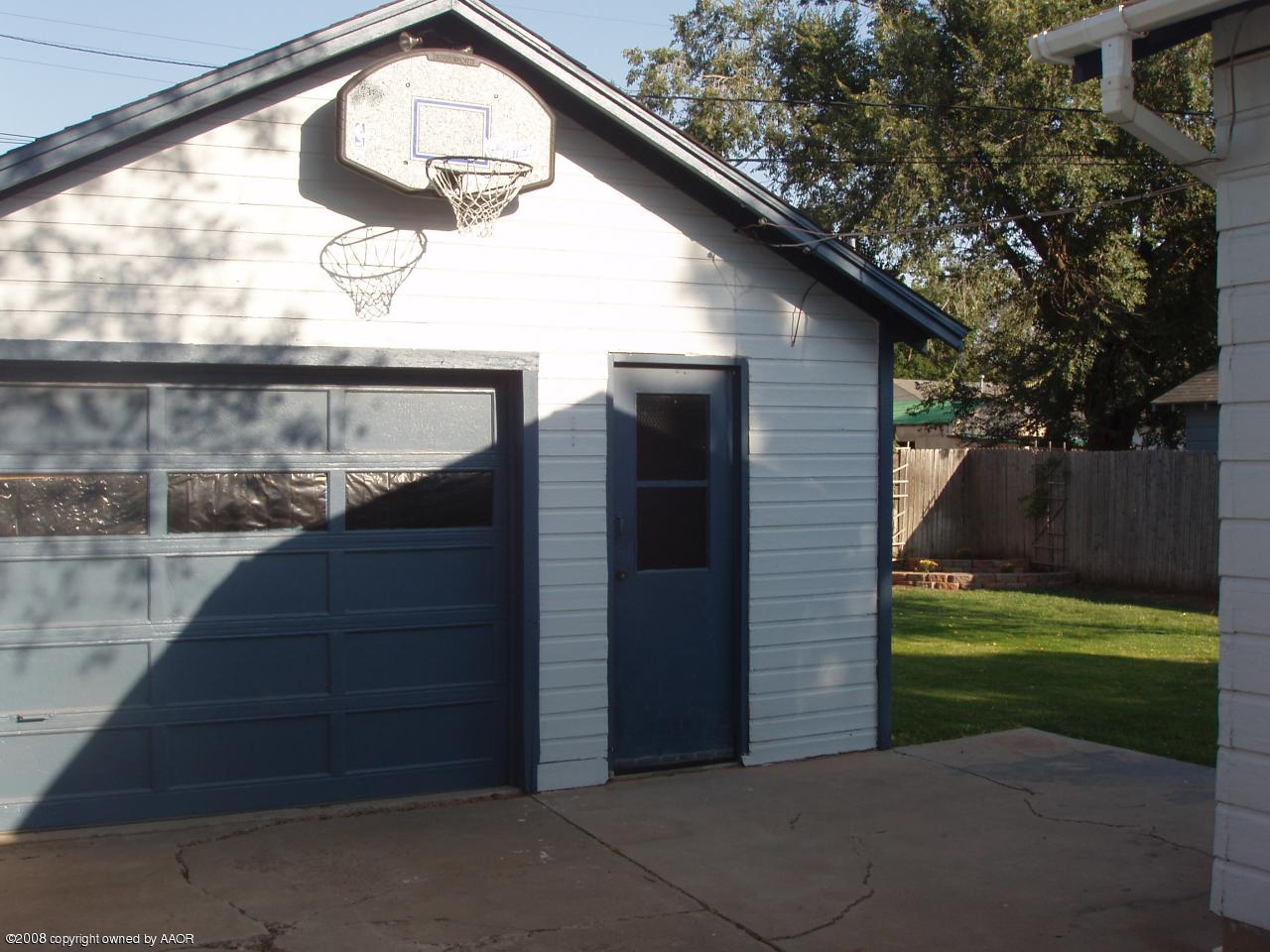 4303 South Jackson Street Amarillo, TX 79110 - Photo 14 of 18 a view of a back yard of the house