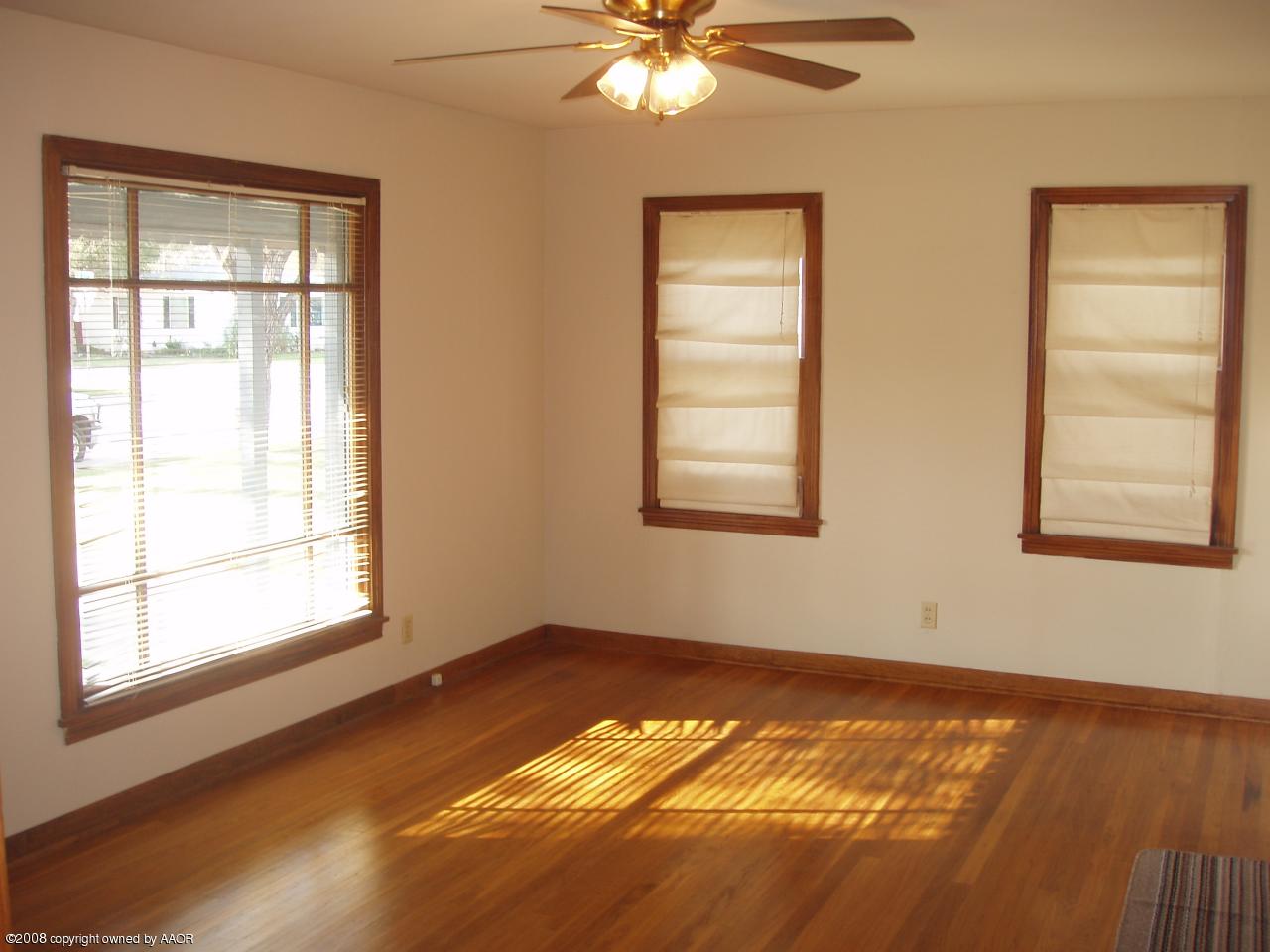 4303 South Jackson Street Amarillo, TX 79110 - Photo 4 of 18 a view of an empty room with a window