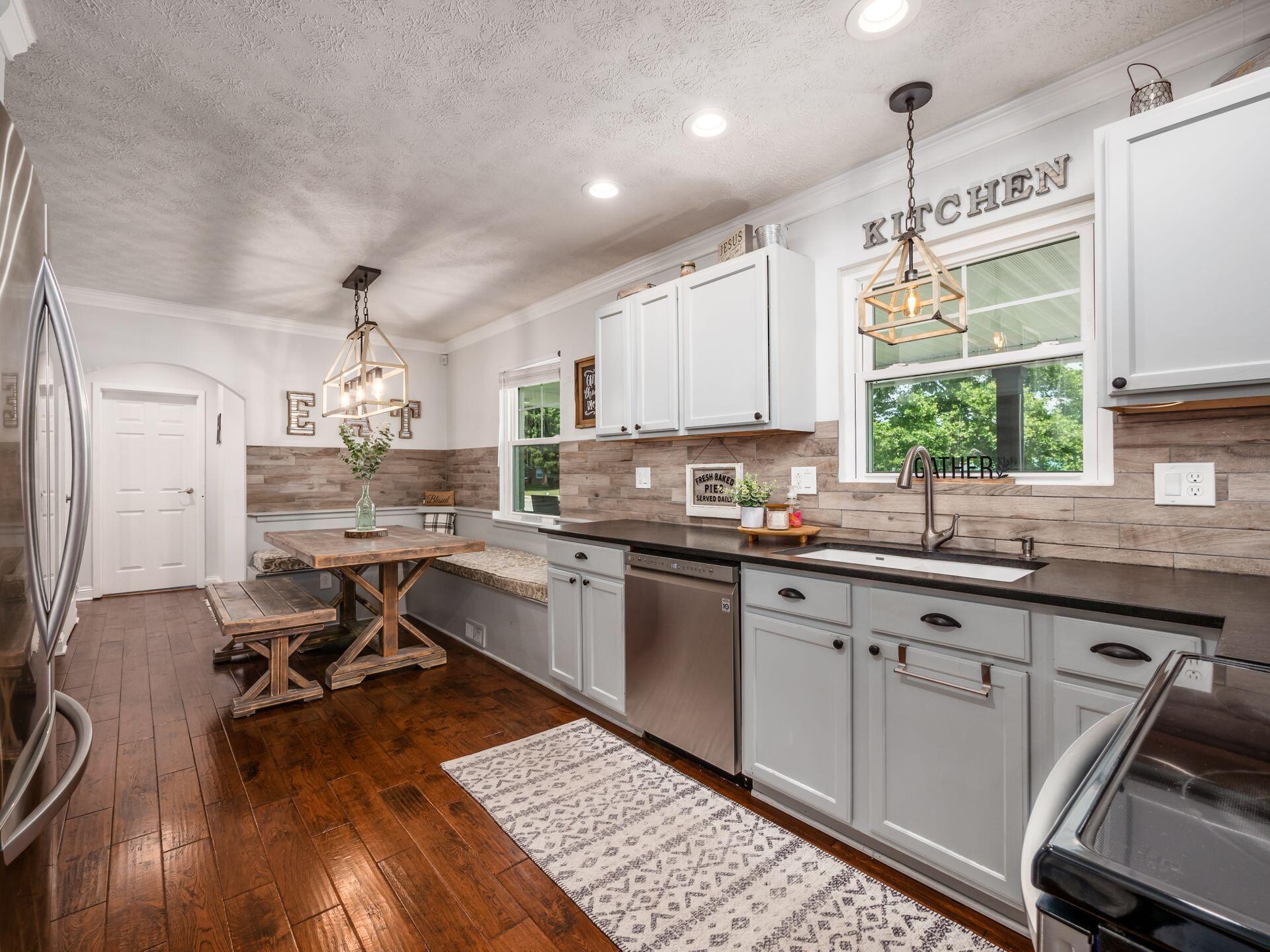 299 Darbyhurst Road Columbus, OH 43228 - Photo 9 of 49 Kitchen 4