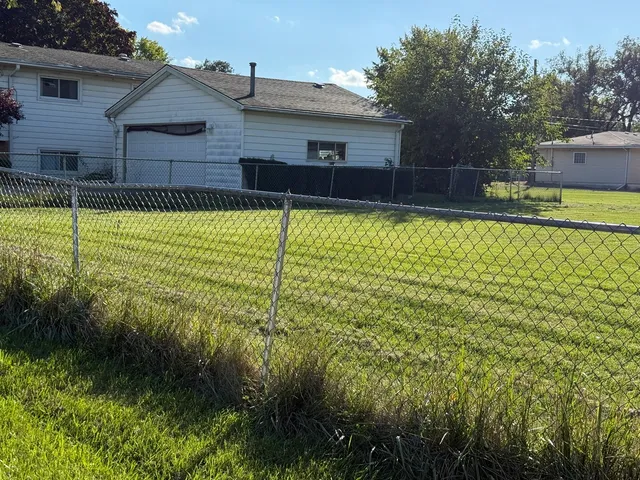 a view of a house with a backyard