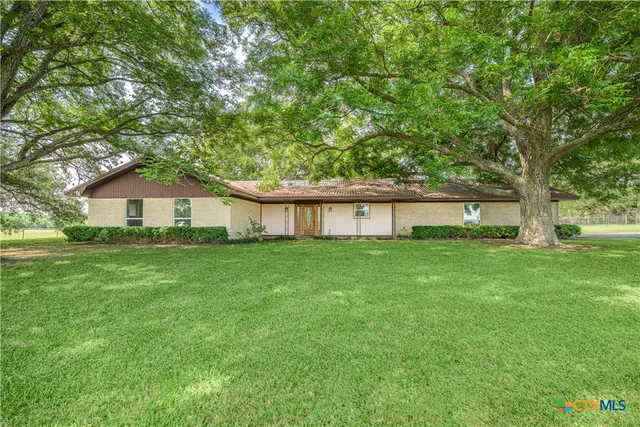 $700,000 | 1226 US 90, Flatonia, TX 78941