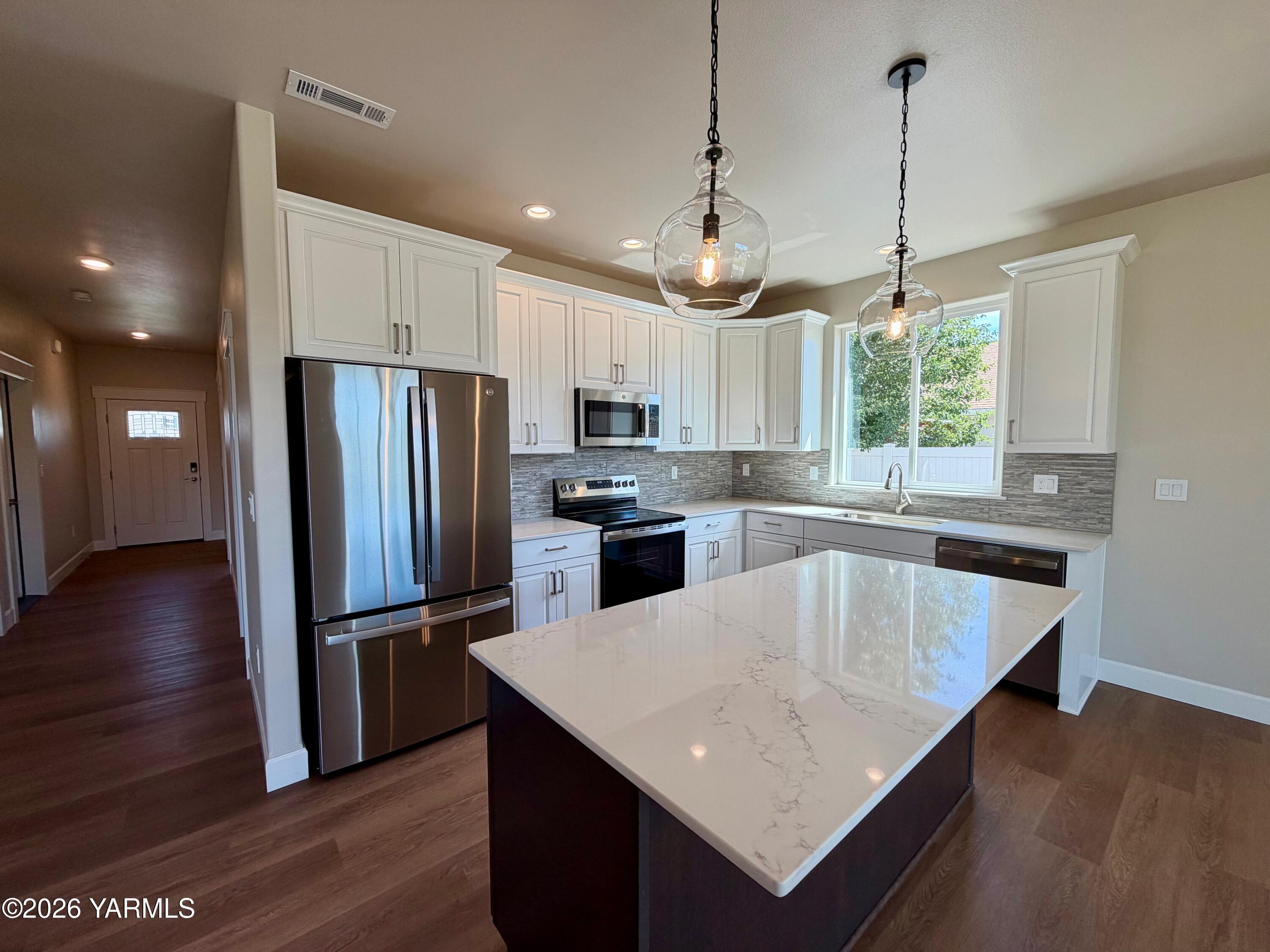 5912 Crestfields Road Yakima, WA 98903 - Photo 4 of 29 kitchen3