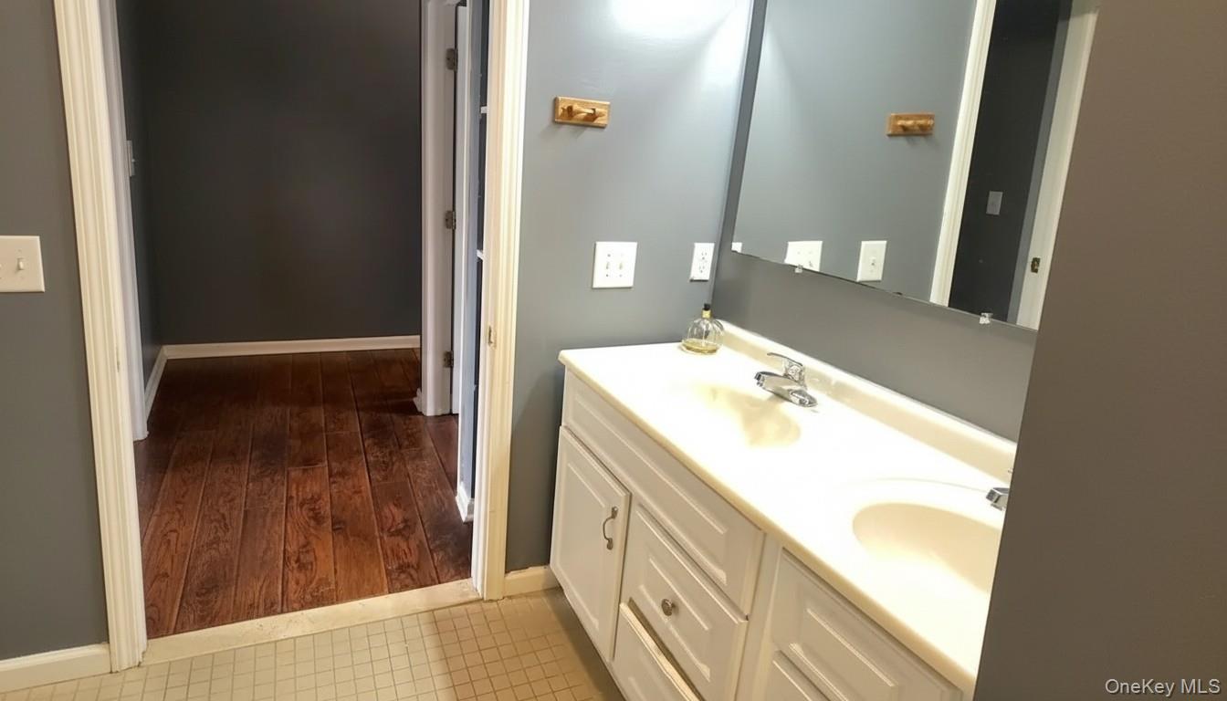 10 State Street, Unit 2 Poughkeepsie, NY 12601 - Photo 8 of 12 Full bathroom