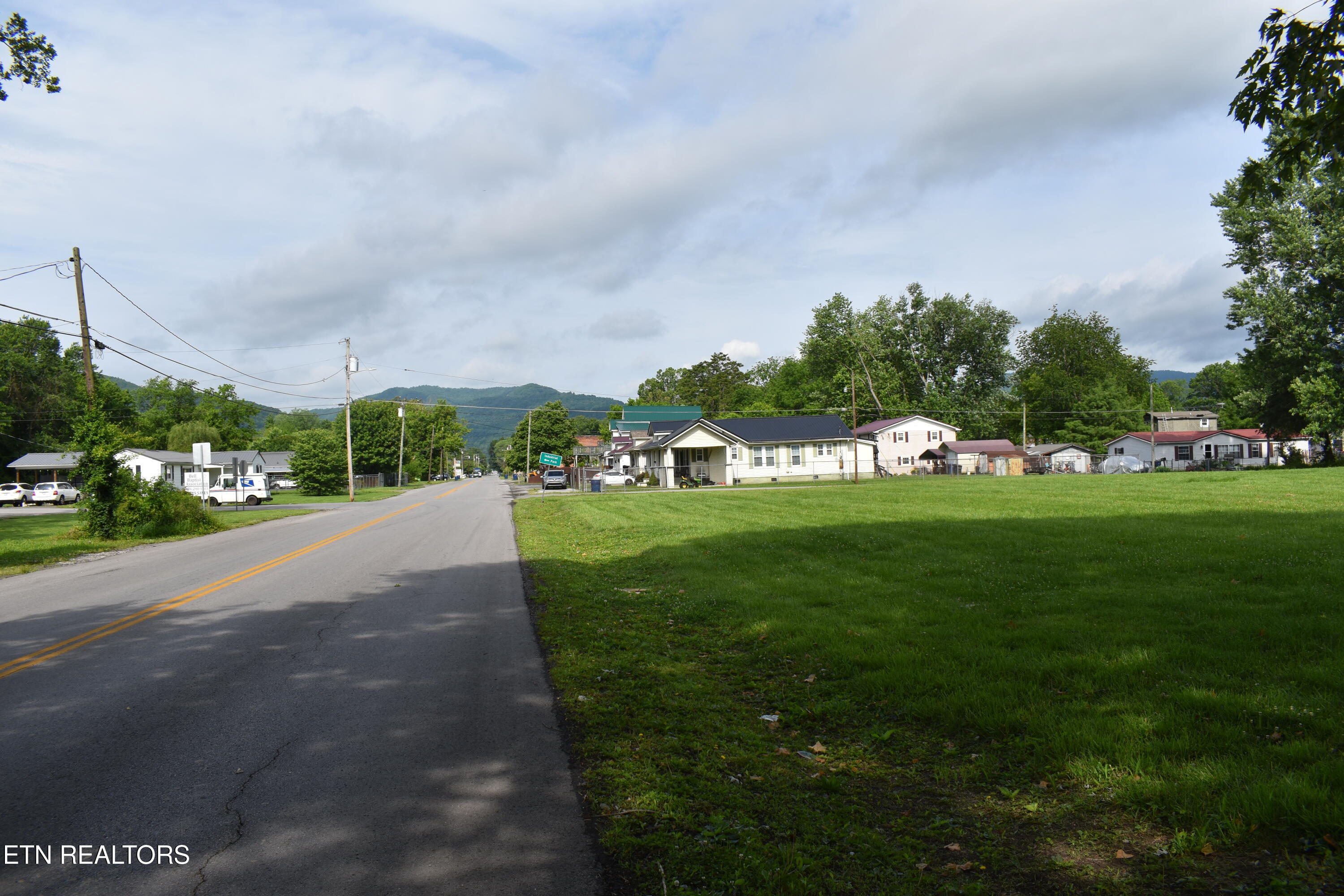 321 Chester Avenue Middlesboro, KY 40965 - Photo 11 of 13 DSC_0011