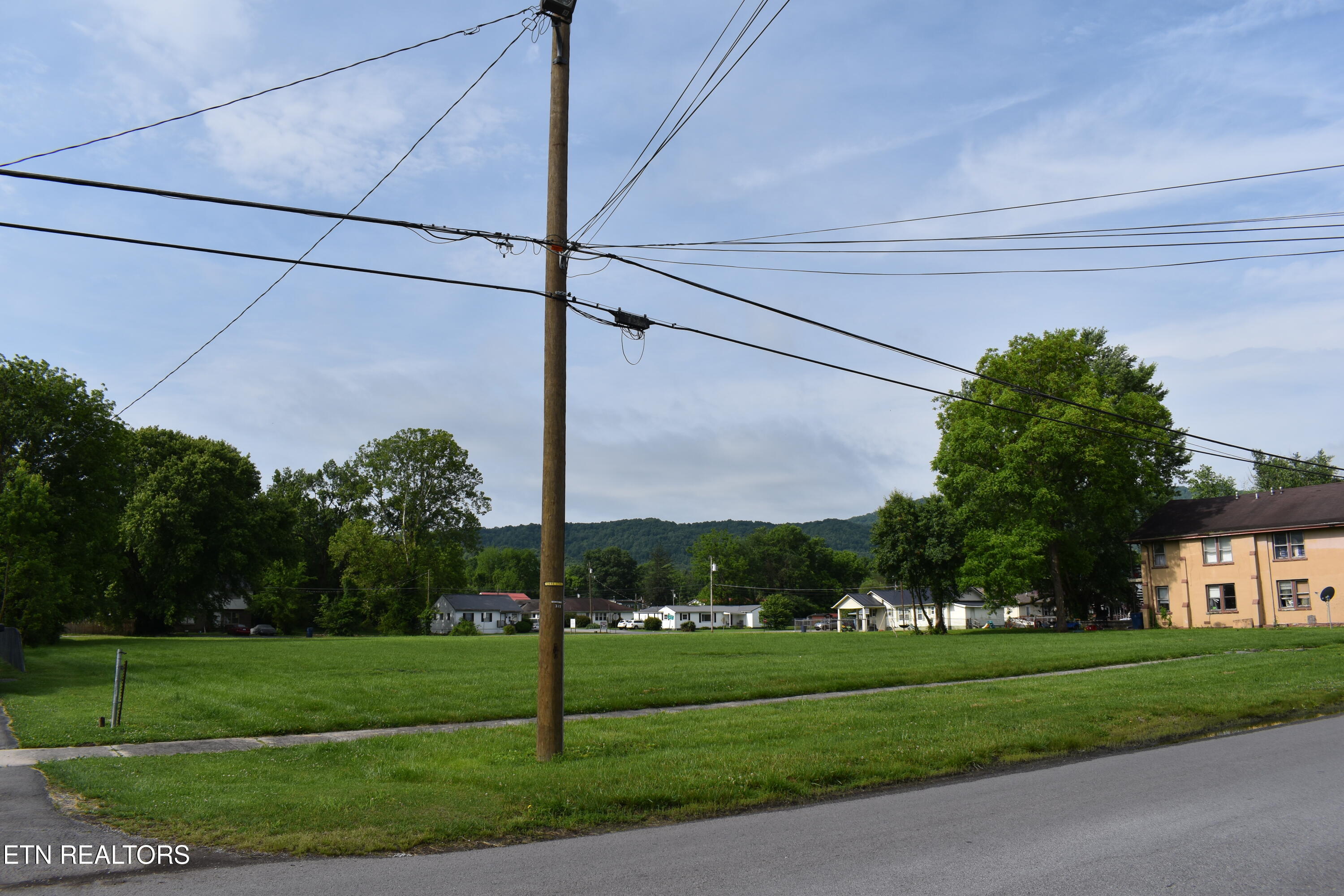321 Chester Avenue Middlesboro, KY 40965 - Photo 2 of 13 DSC_0002