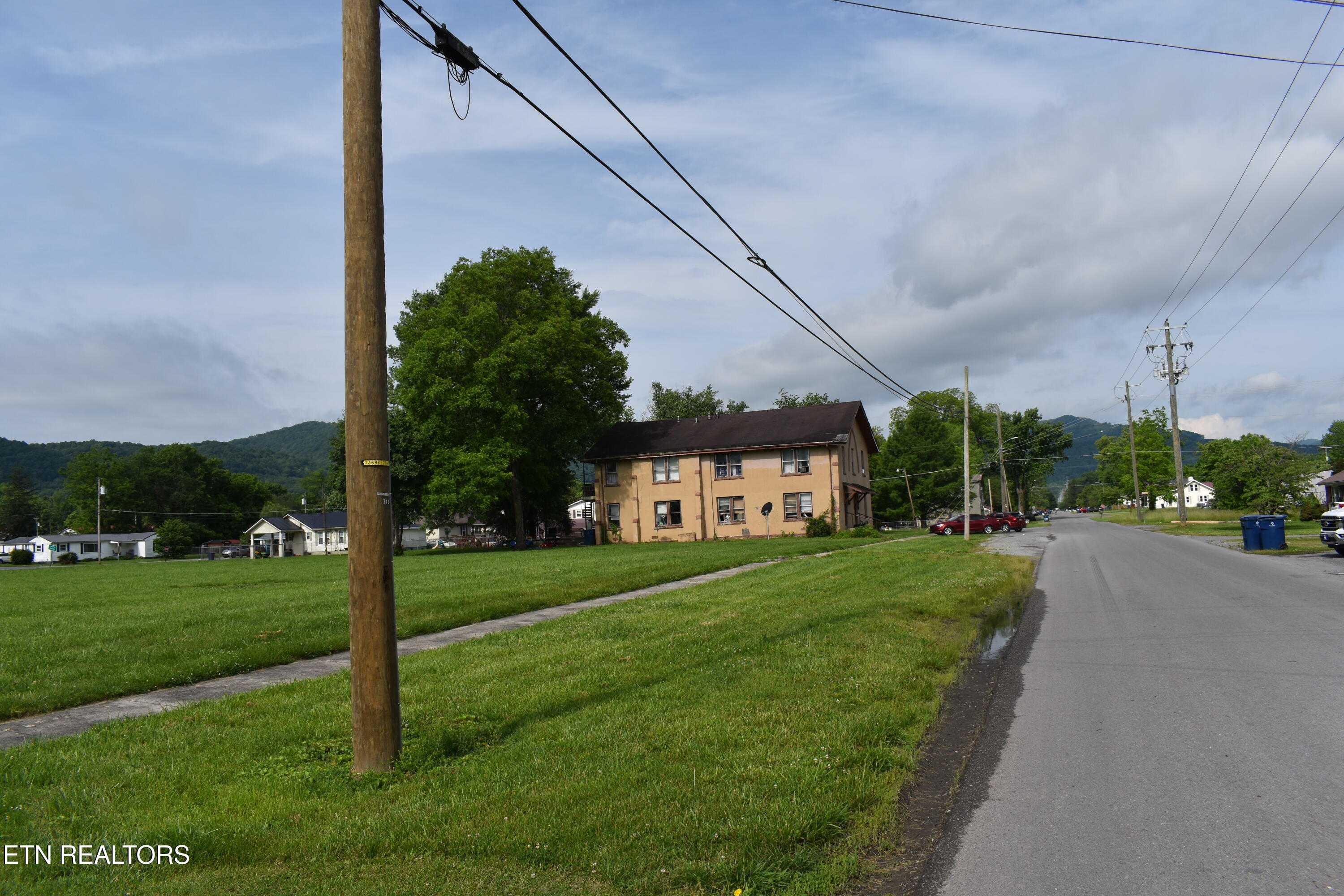 321 Chester Avenue Middlesboro, KY 40965 - Photo 3 of 13 DSC_0003