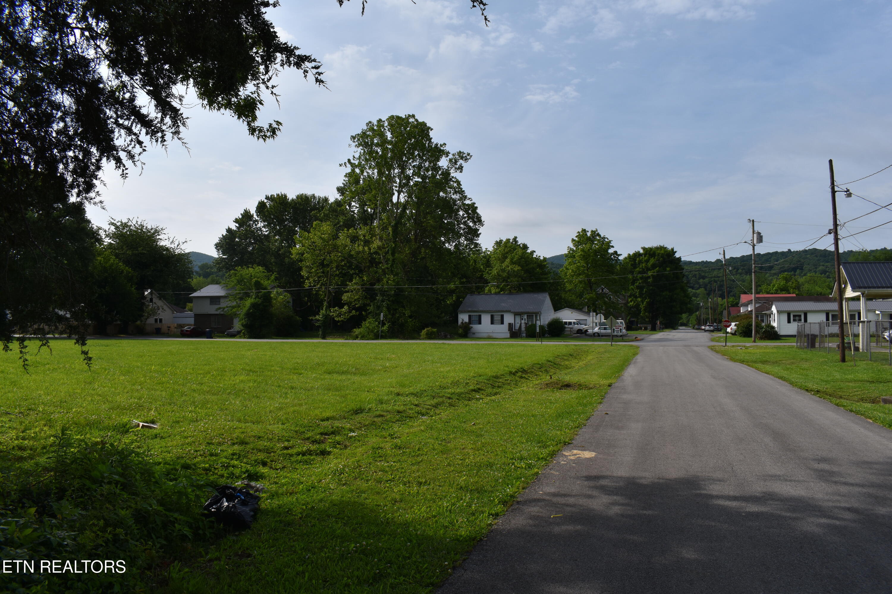 321 Chester Avenue Middlesboro, KY 40965 - Photo 5 of 13 DSC_0005