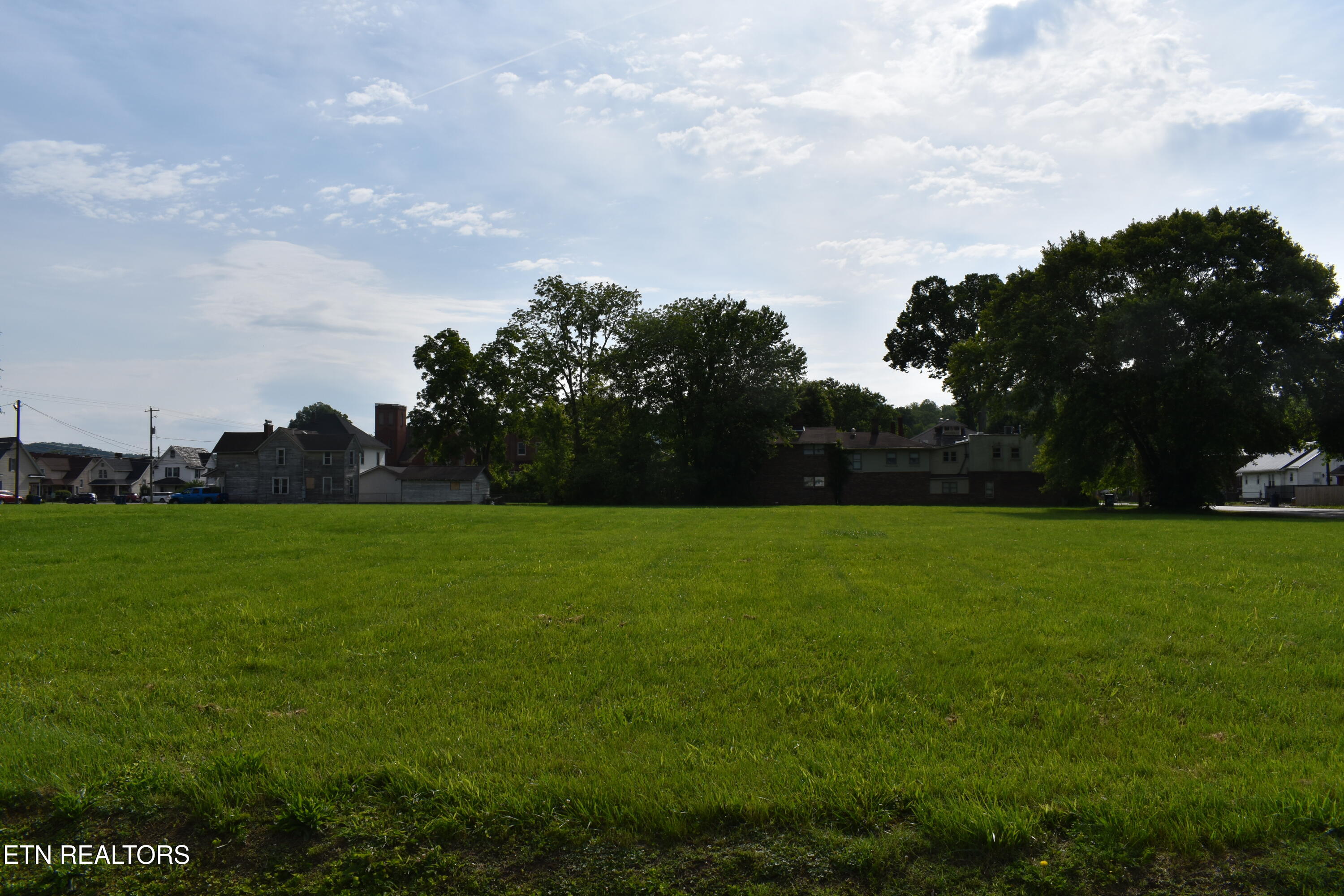 321 Chester Avenue Middlesboro, KY 40965 - Photo 6 of 13 DSC_0006