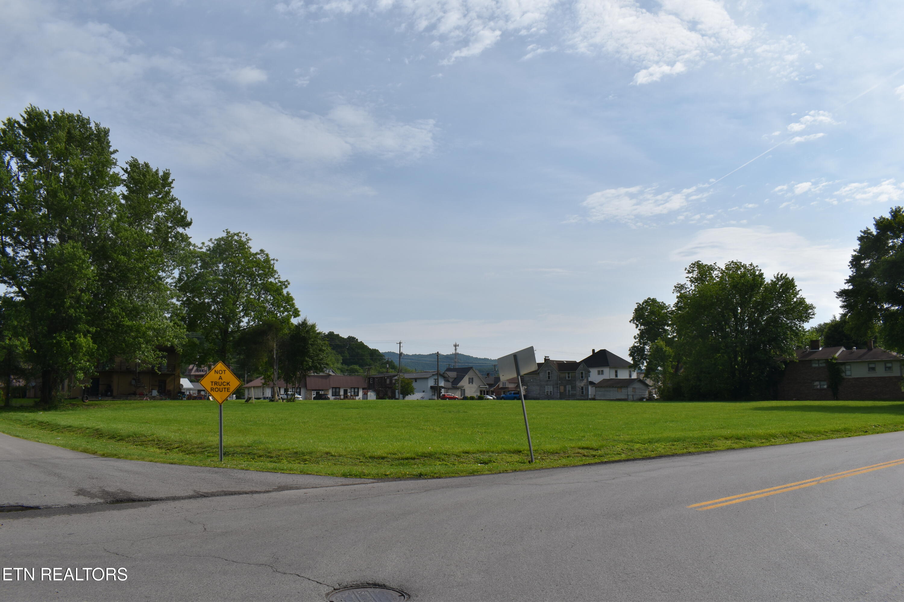 321 Chester Avenue Middlesboro, KY 40965 - Photo 7 of 13 DSC_0007