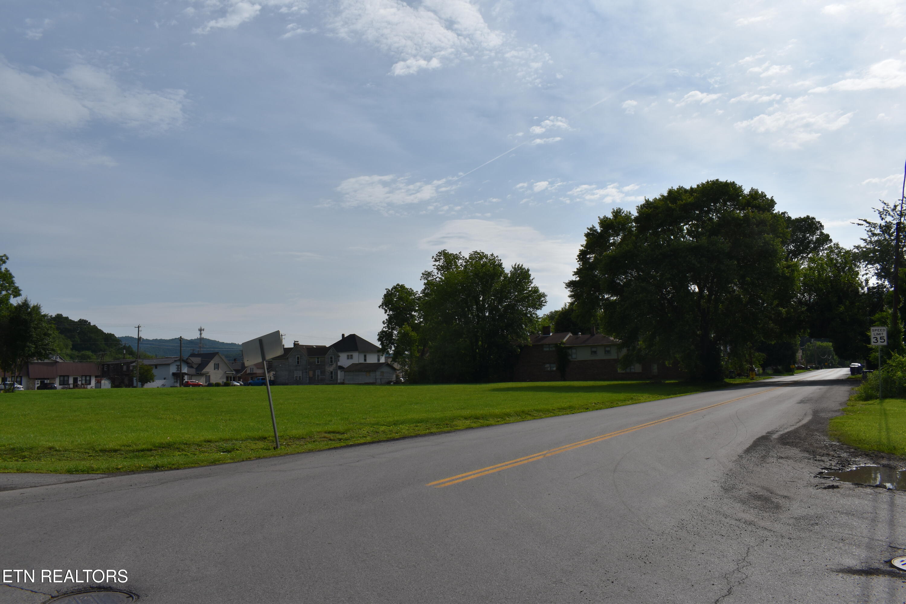321 Chester Avenue Middlesboro, KY 40965 - Photo 8 of 13 DSC_0008