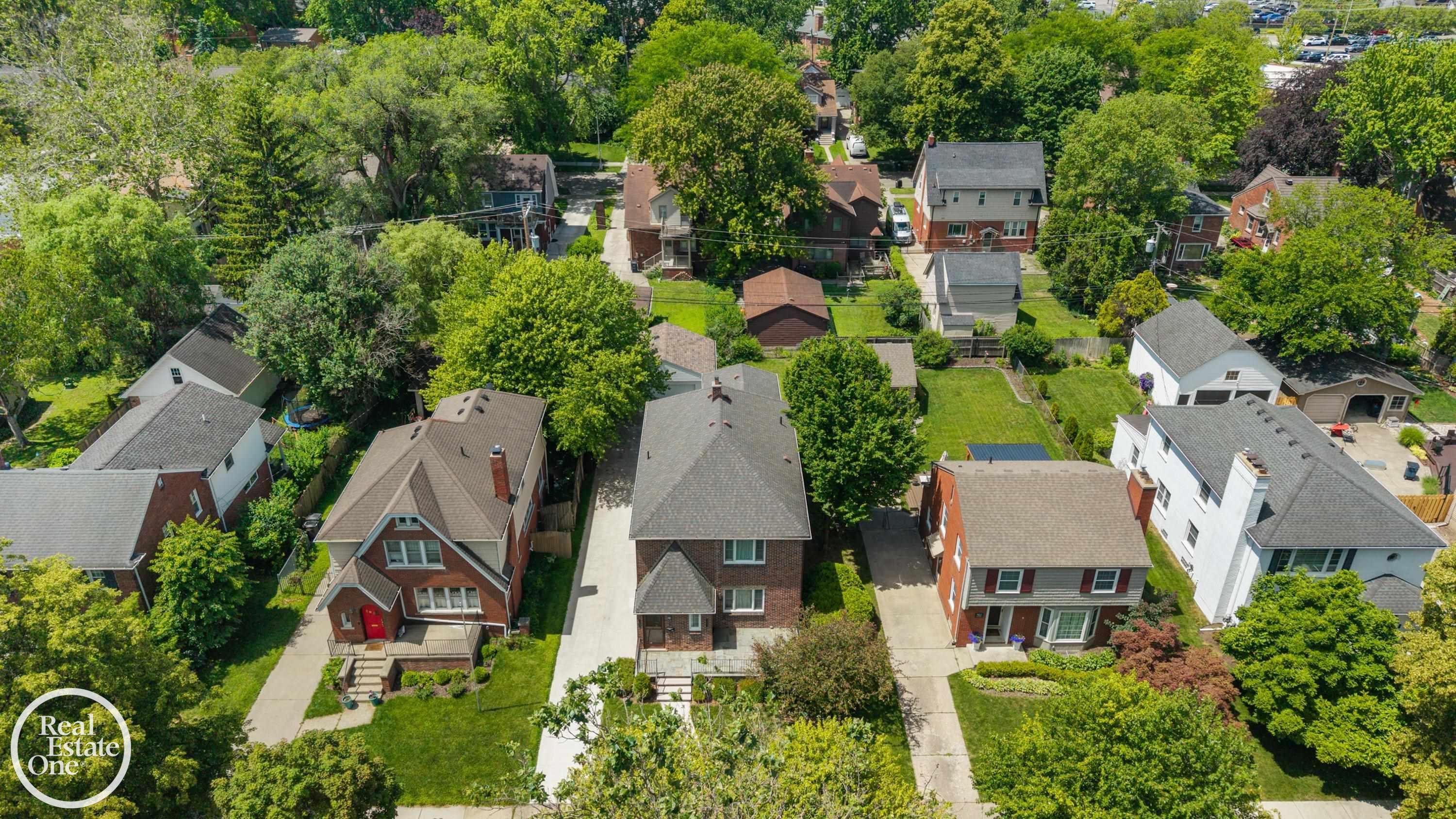 897 Rivard Boulevard Grosse Pointe, MI 48230 - Photo 13 of 42 50212858-f5a4234a-6b05-428d-815b-37c4b7e4b4b8.JPG