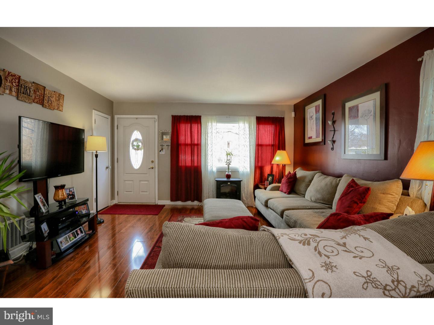 886 Woodlane Road Mount Holly, NJ 08060 - Photo 2 of 24 Living Room