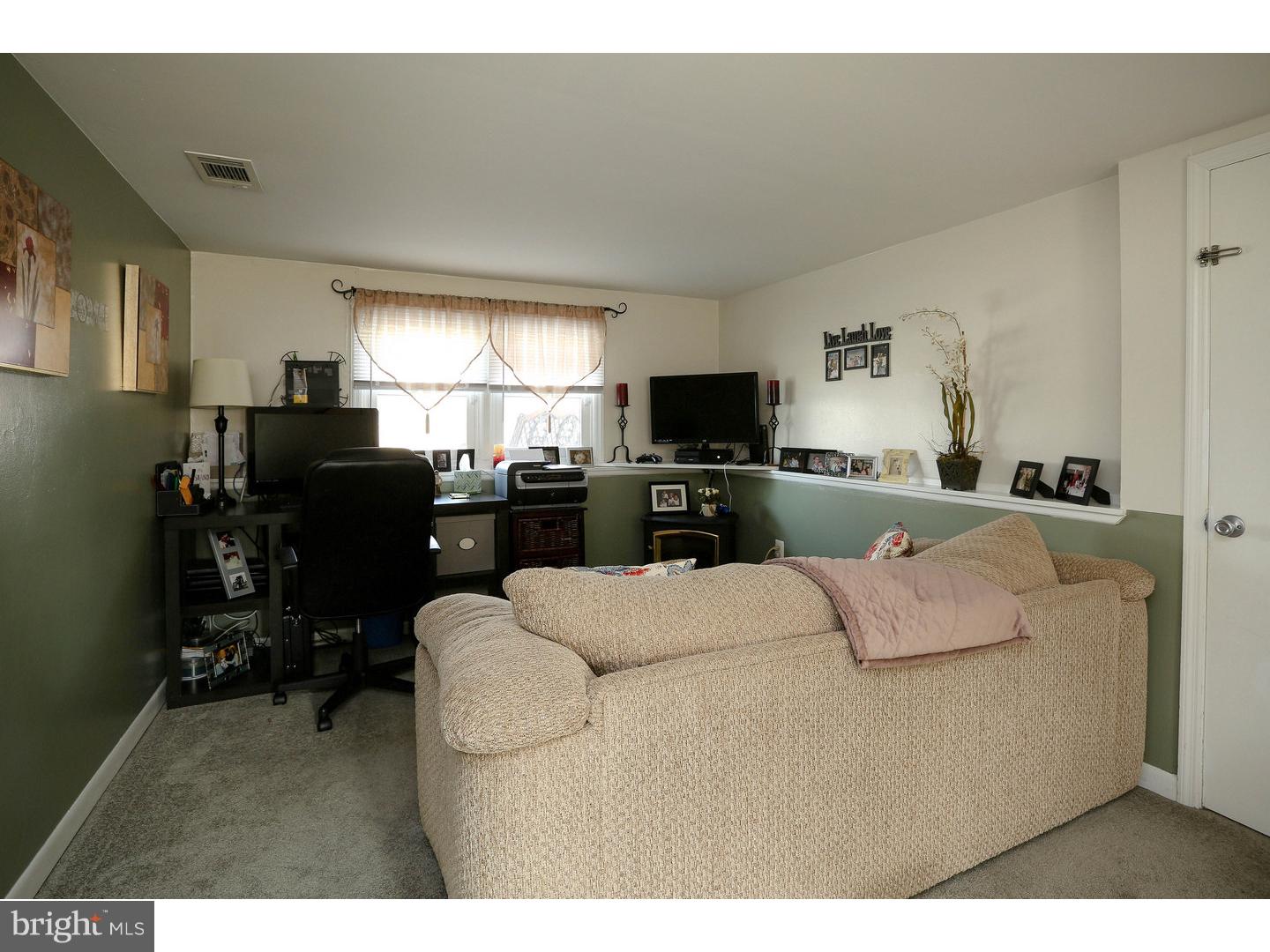 886 Woodlane Road Mount Holly, NJ 08060 - Photo 9 of 24 Family Room