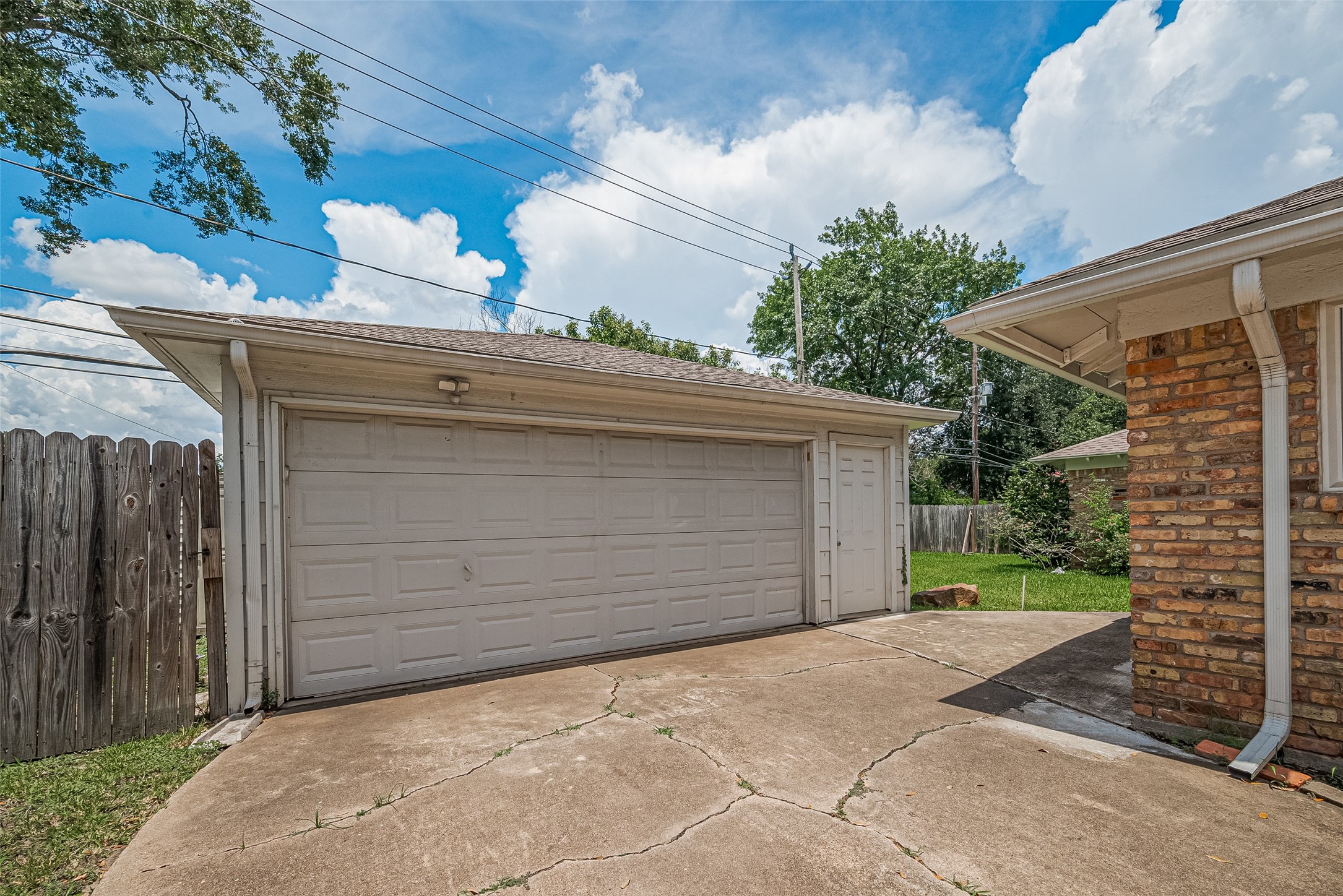 4834 Sanford Road Houston, TX 77035 - Photo 43 of 46 a backyard of a house