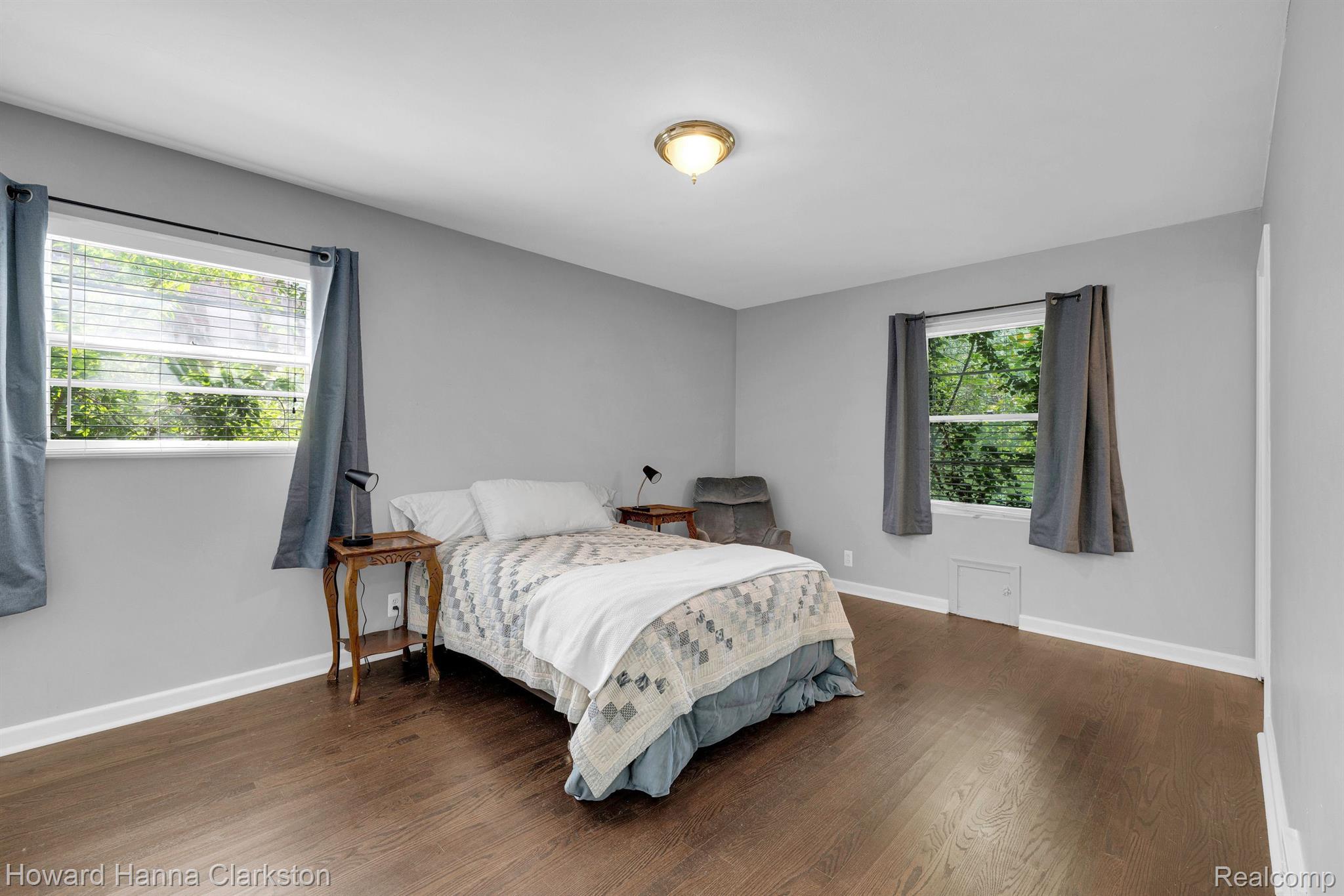 813 Harcourt Road Grosse Pointe, MI 48230 - Photo 16 of 40 Spacious primary bedroom off of common hallway.
