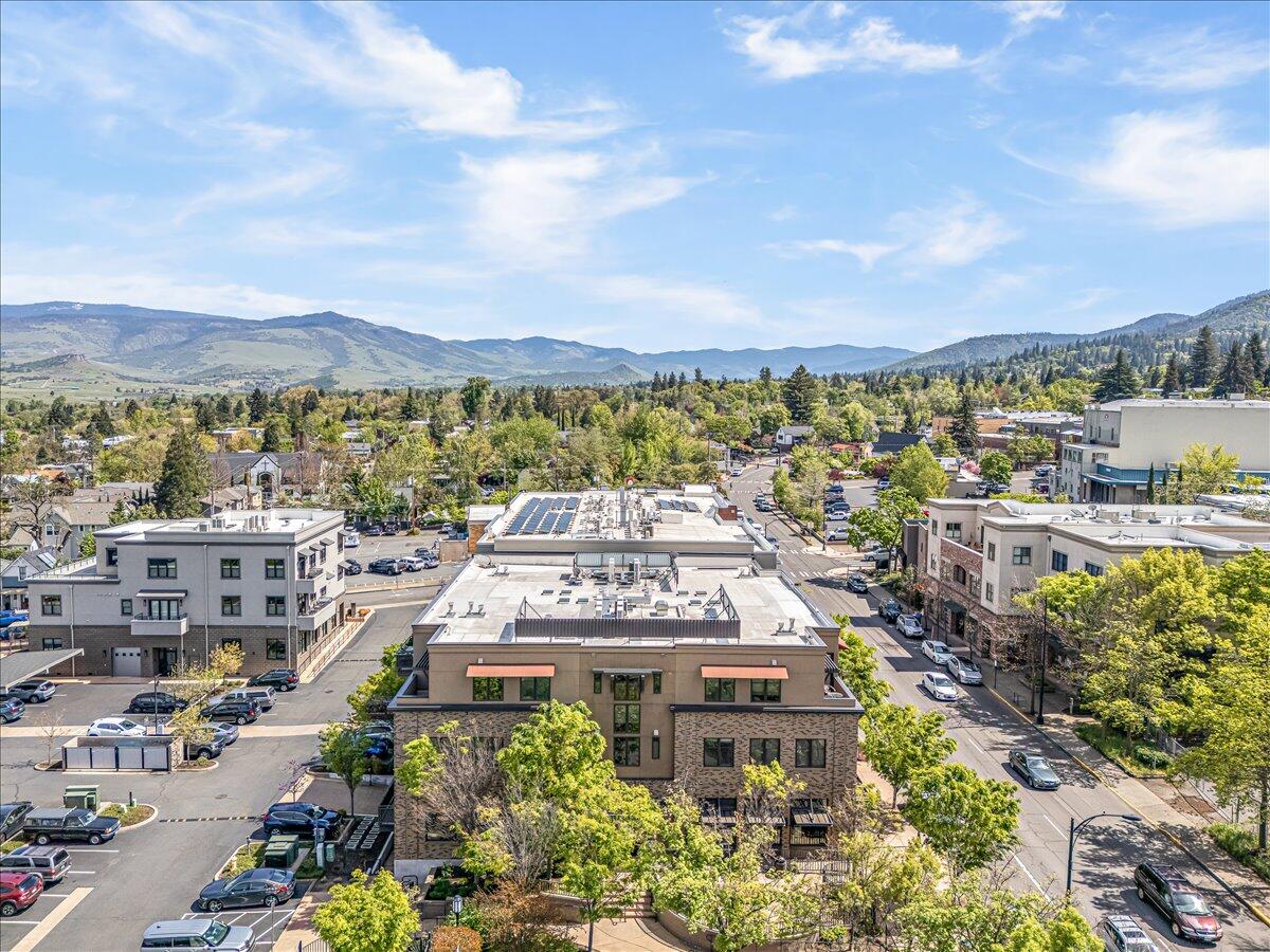 175 Lithia Way, Unit 303 Ashland, OR 97520 - Photo 35 of 44