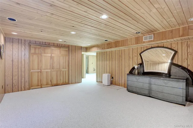 a view of a livingroom with furniture