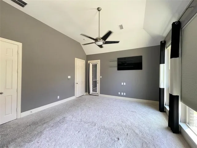 a view of empty room with a ceiling fan
