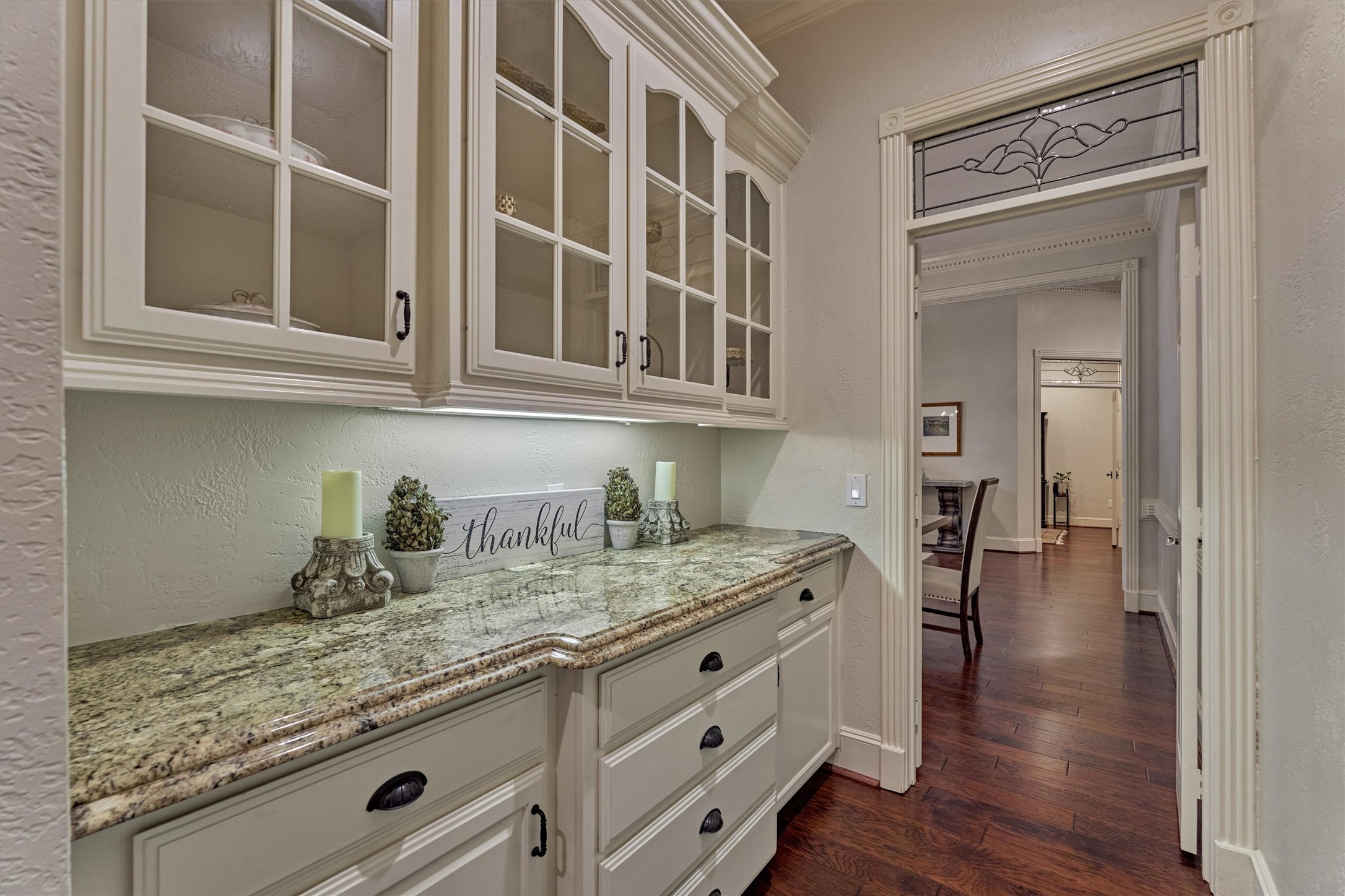 18 Treevine Court The Woodlands, TX 77381 - Photo 18 of 50 Butler's pantry connecting the kitchen and dining room—the perfect space for meal prep and storing fine china and decorative dishware.