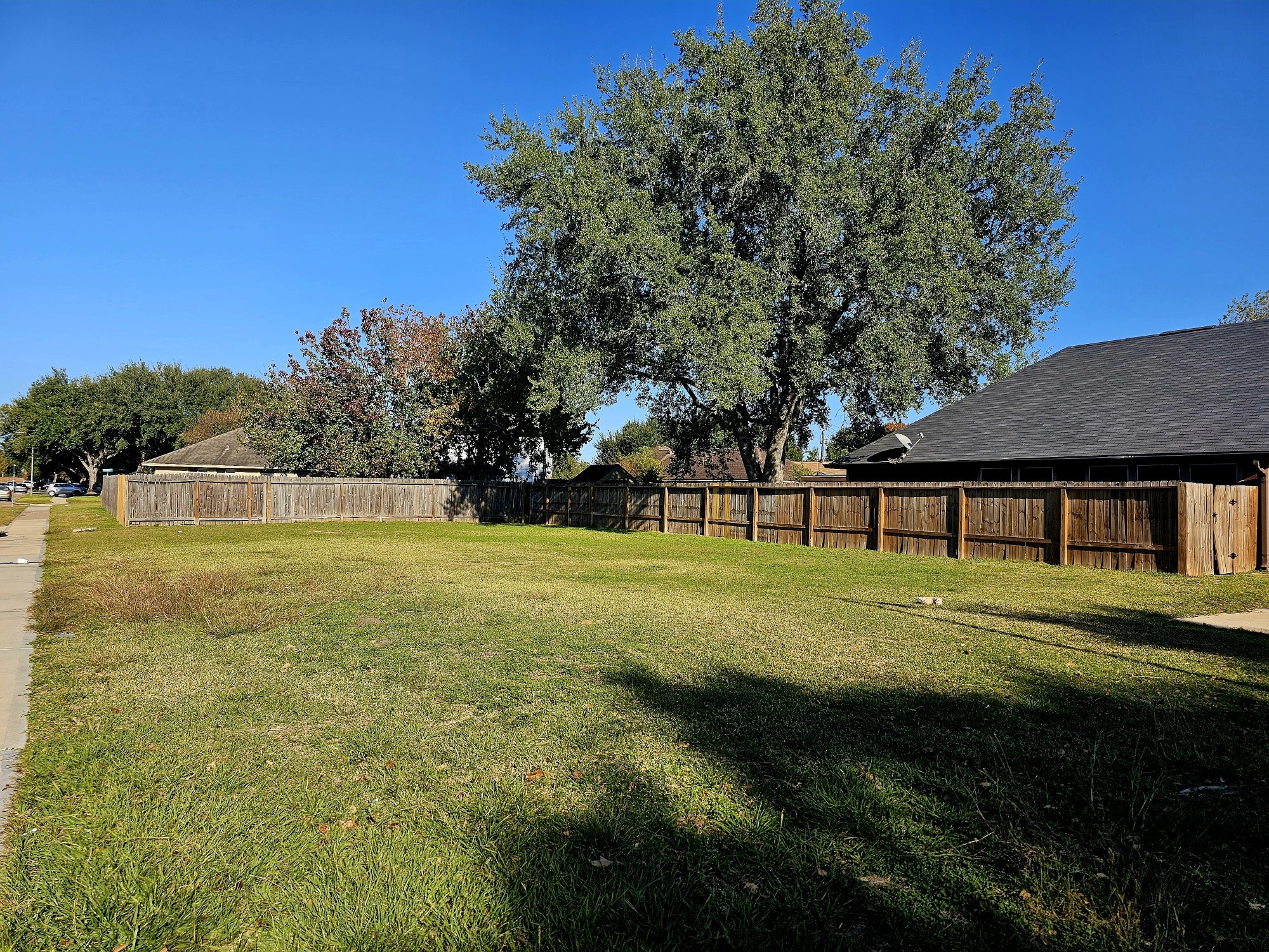 5201 Hampton Court Rosenberg, TX 77471 - Photo 4 of 6 a view of a house with a big yard