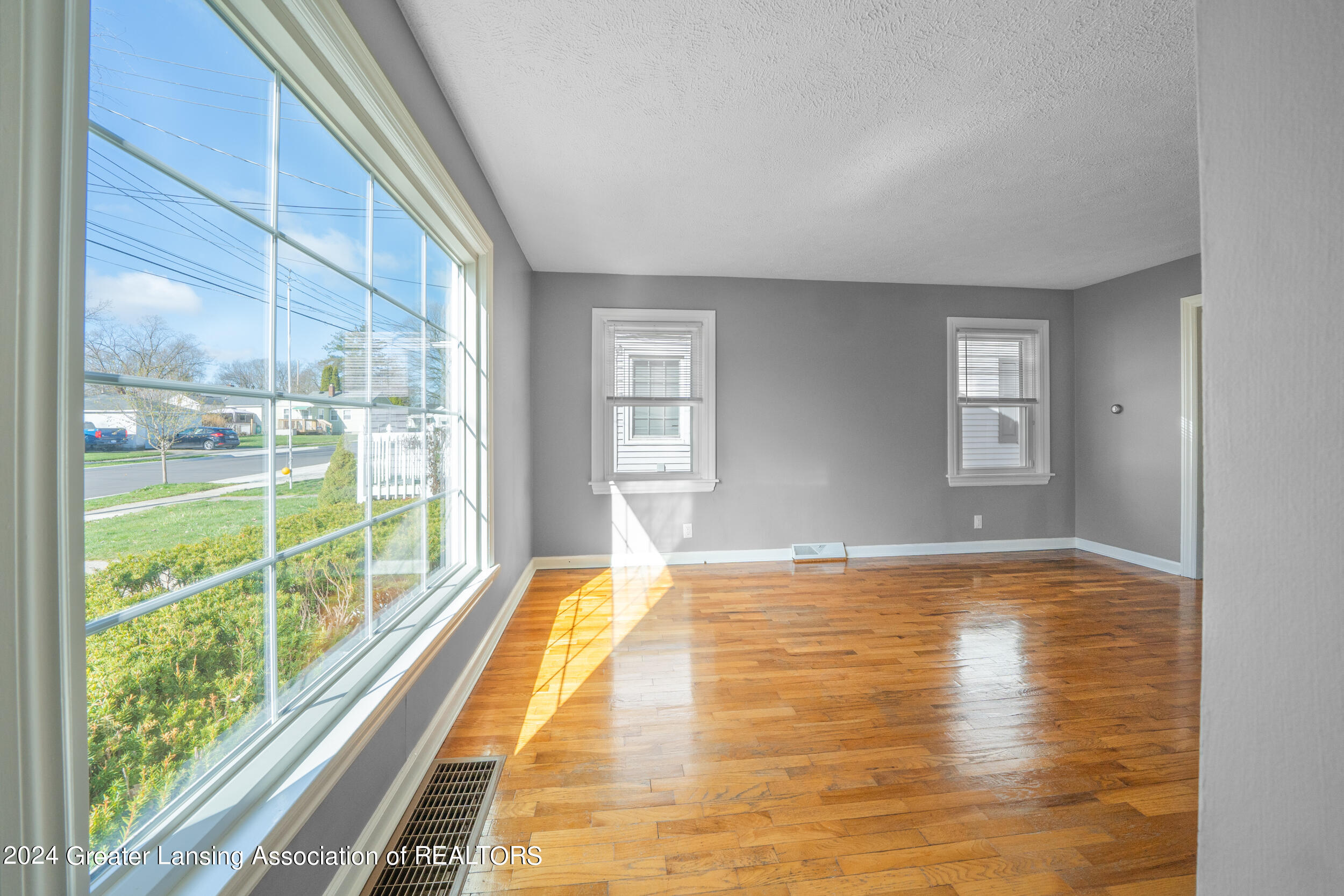 1204 West Rundle Avenue Lansing, MI 48910 - Photo 5 of 24 Living Room