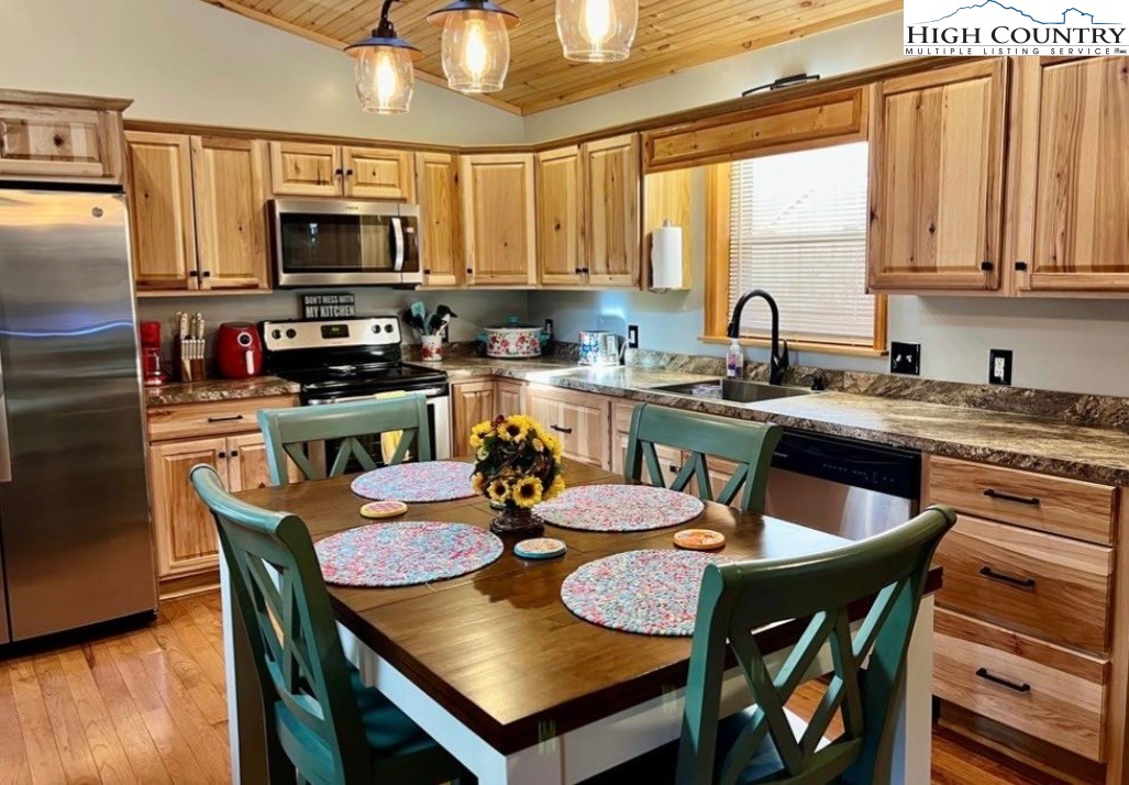 229 Spring Brook Road Newland, NC 28657 - Photo 6 of 38