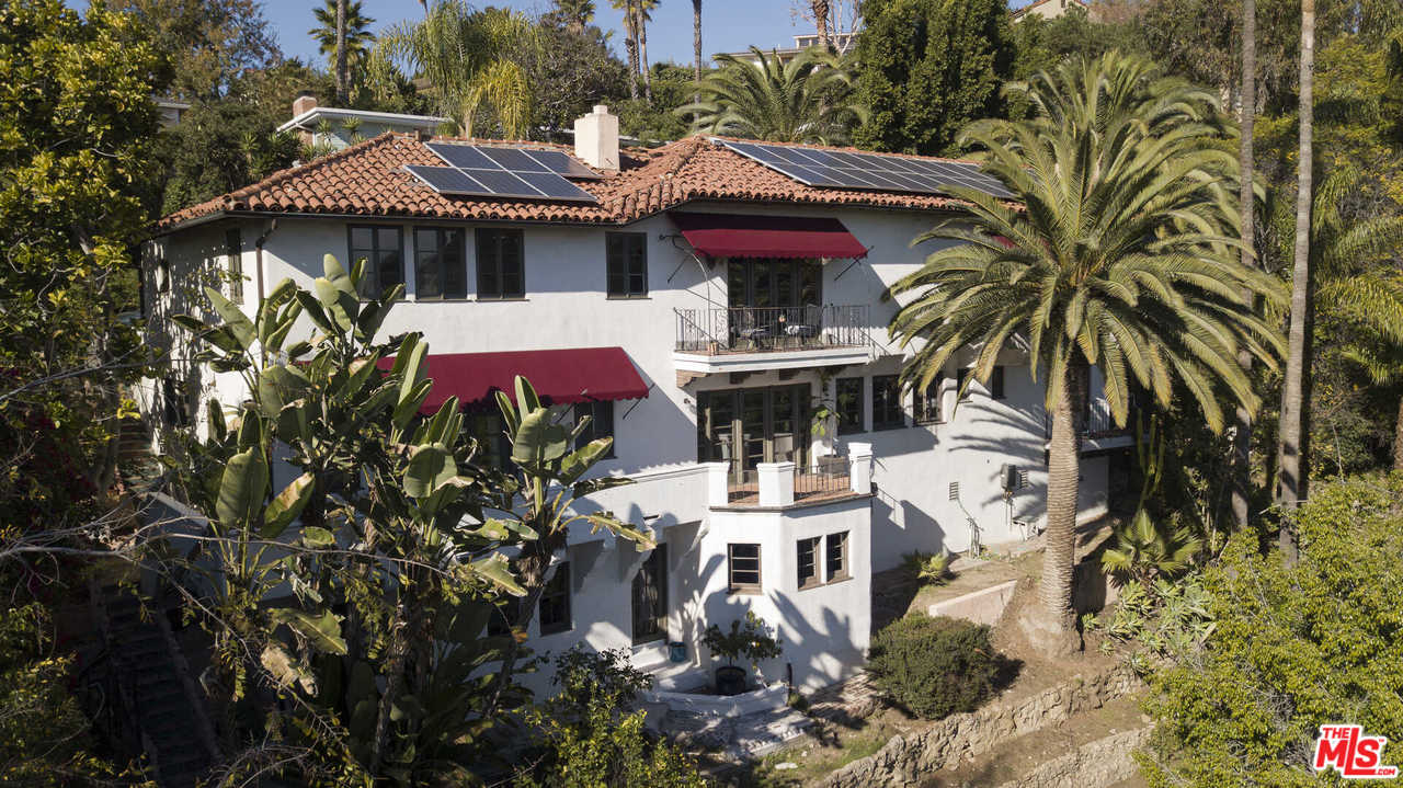 2318 Hollyridge Drive Los Angeles, CA 90068 - Photo 36 of 40 a view of a patio with table and chairs under an umbrella