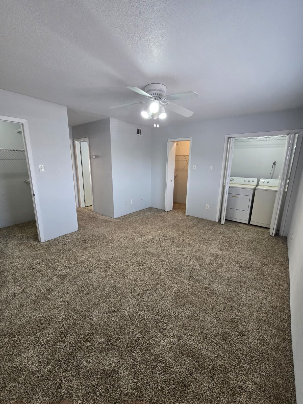 4747 Allendale Road, Unit 8 Houston, TX 77017 - Photo 2 of 11 en empty room with windows and bathroom