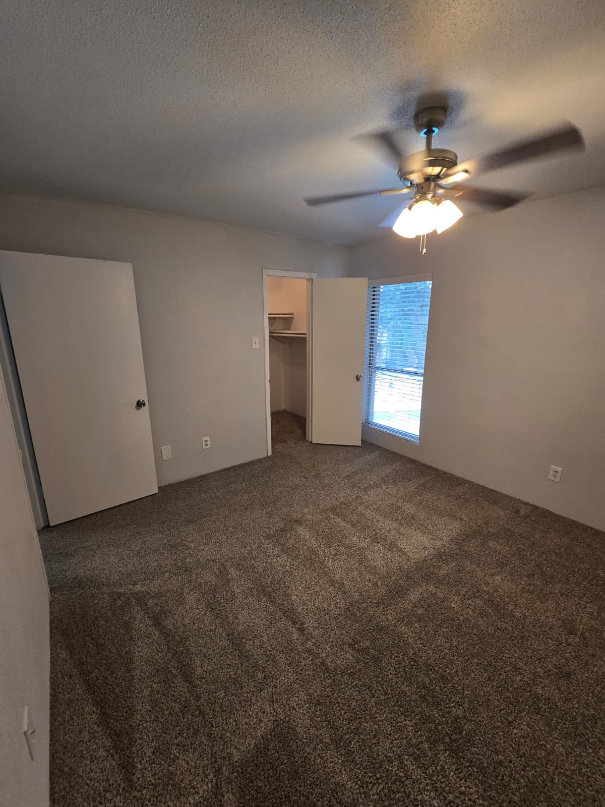 4747 Allendale Road, Unit 8 Houston, TX 77017 - Photo 8 of 11 a view of an empty room with a window