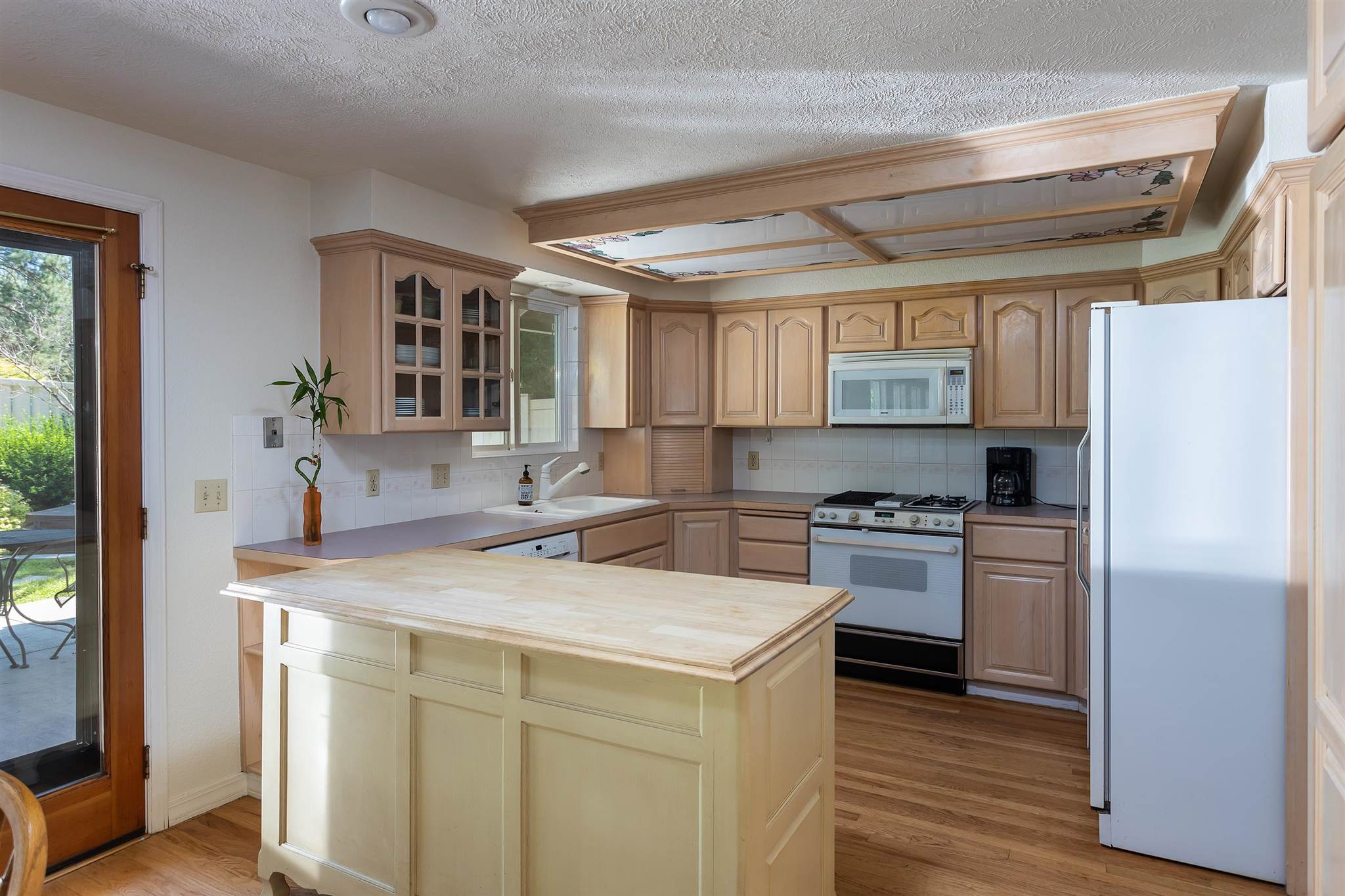 4503 East Lane Park Road Mead, WA 99021 - Photo 2 of 46